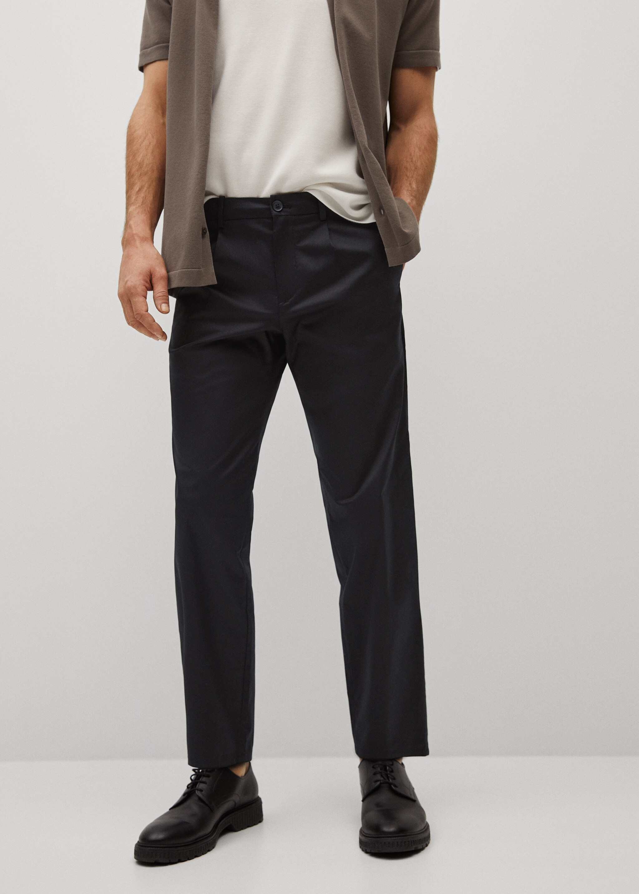 Pantalón relaxed fit pinzas - Plano medio