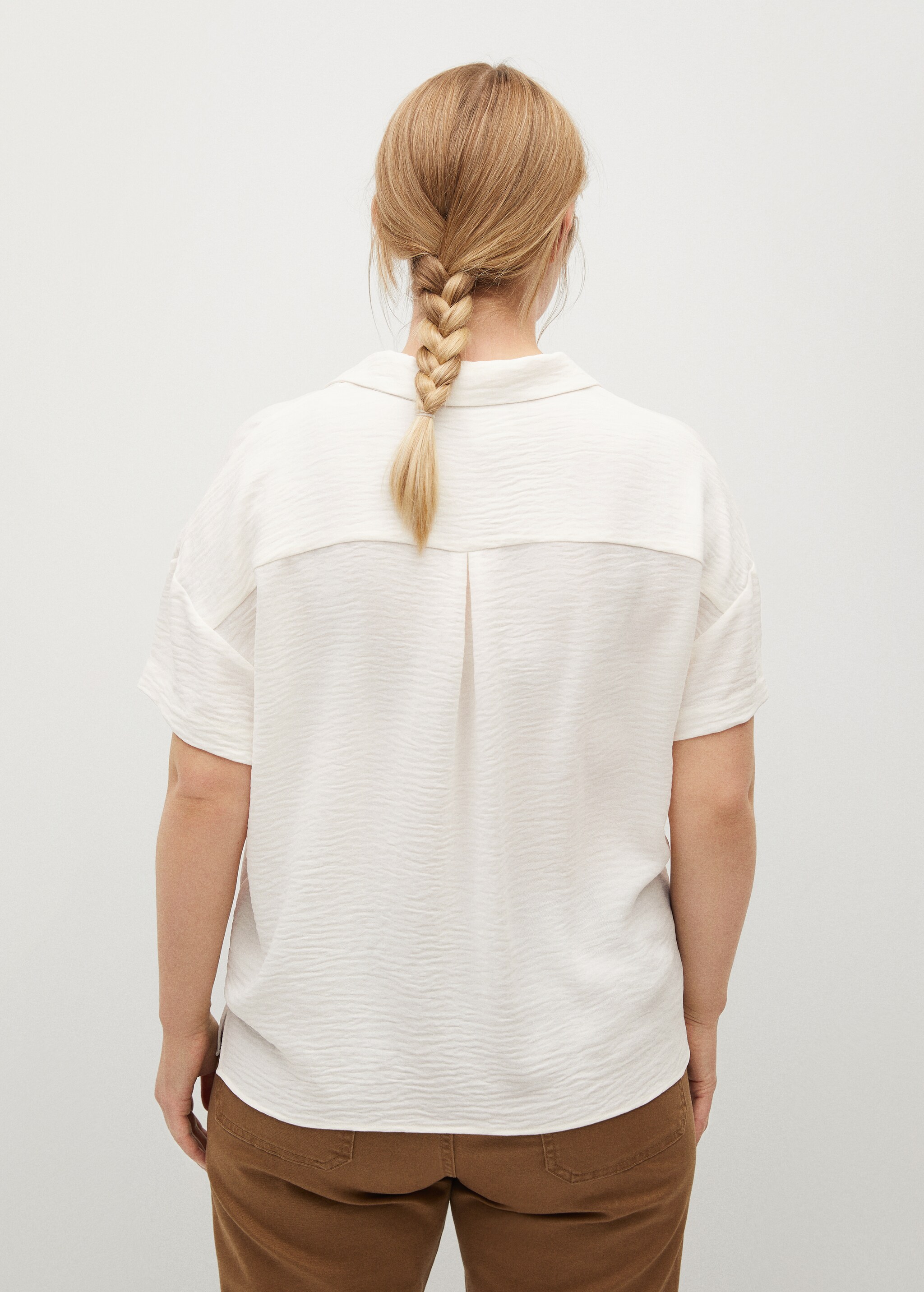 Blusa cuello solapa - Reverso del artículo