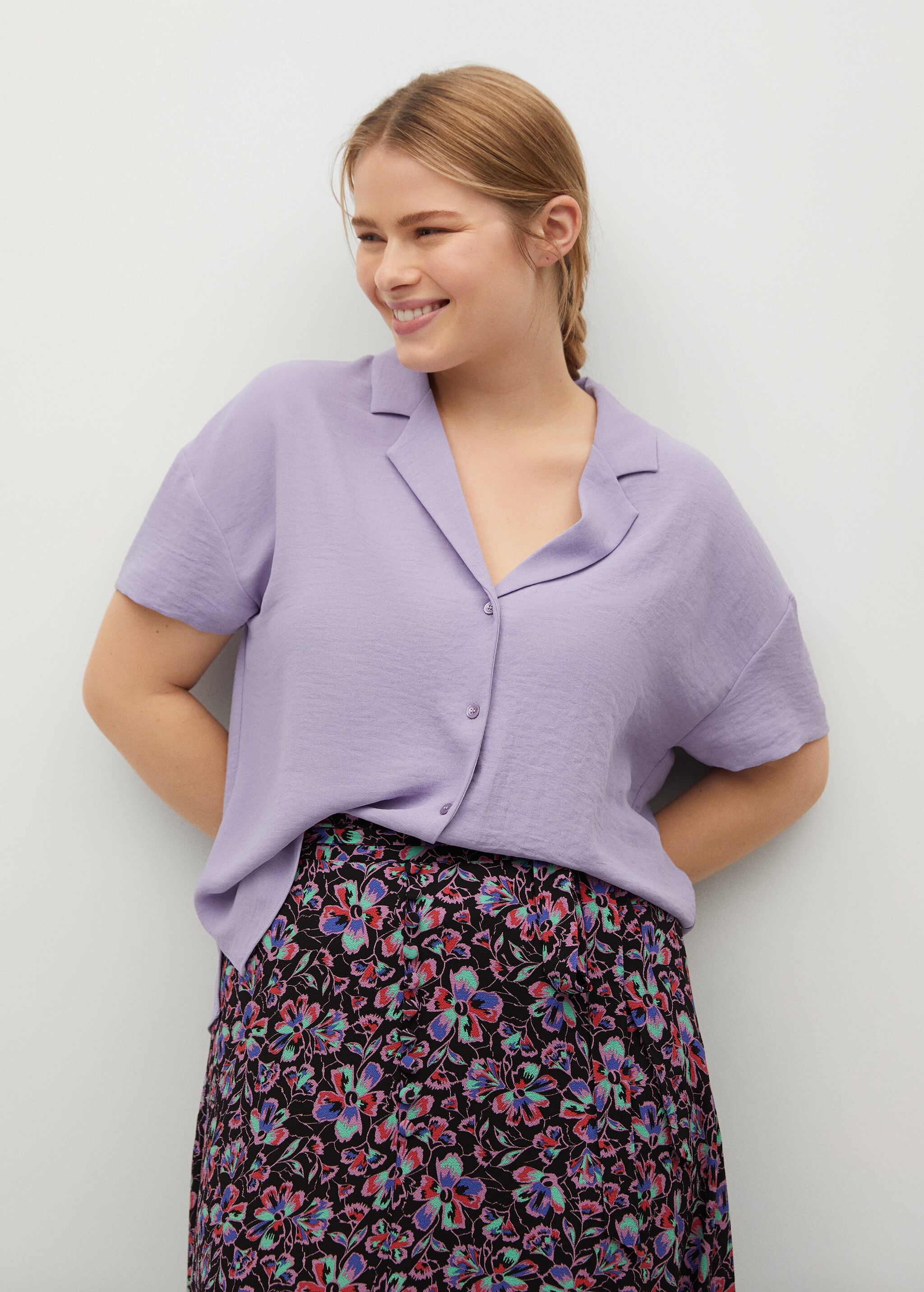 Blusa cuello solapa - Plano medio