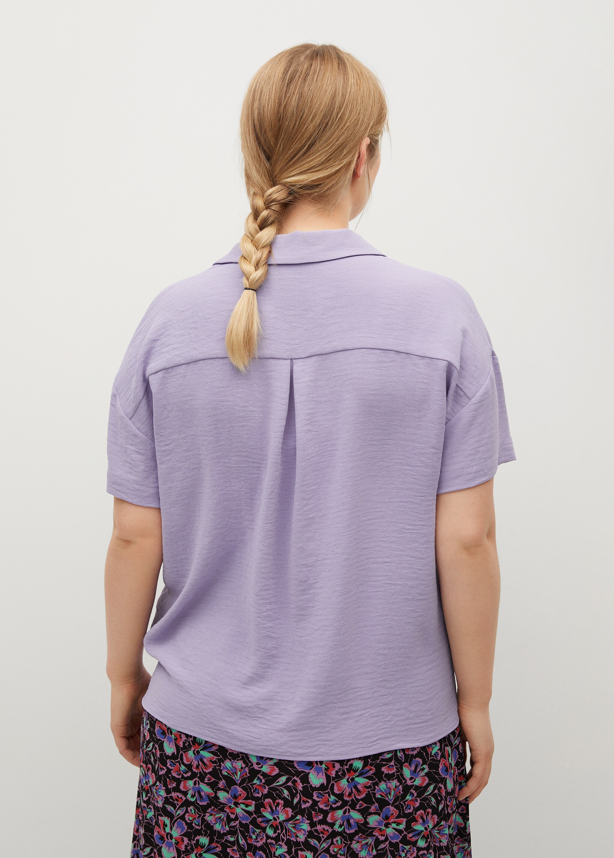 Blusa cuello solapa - Reverso del artículo