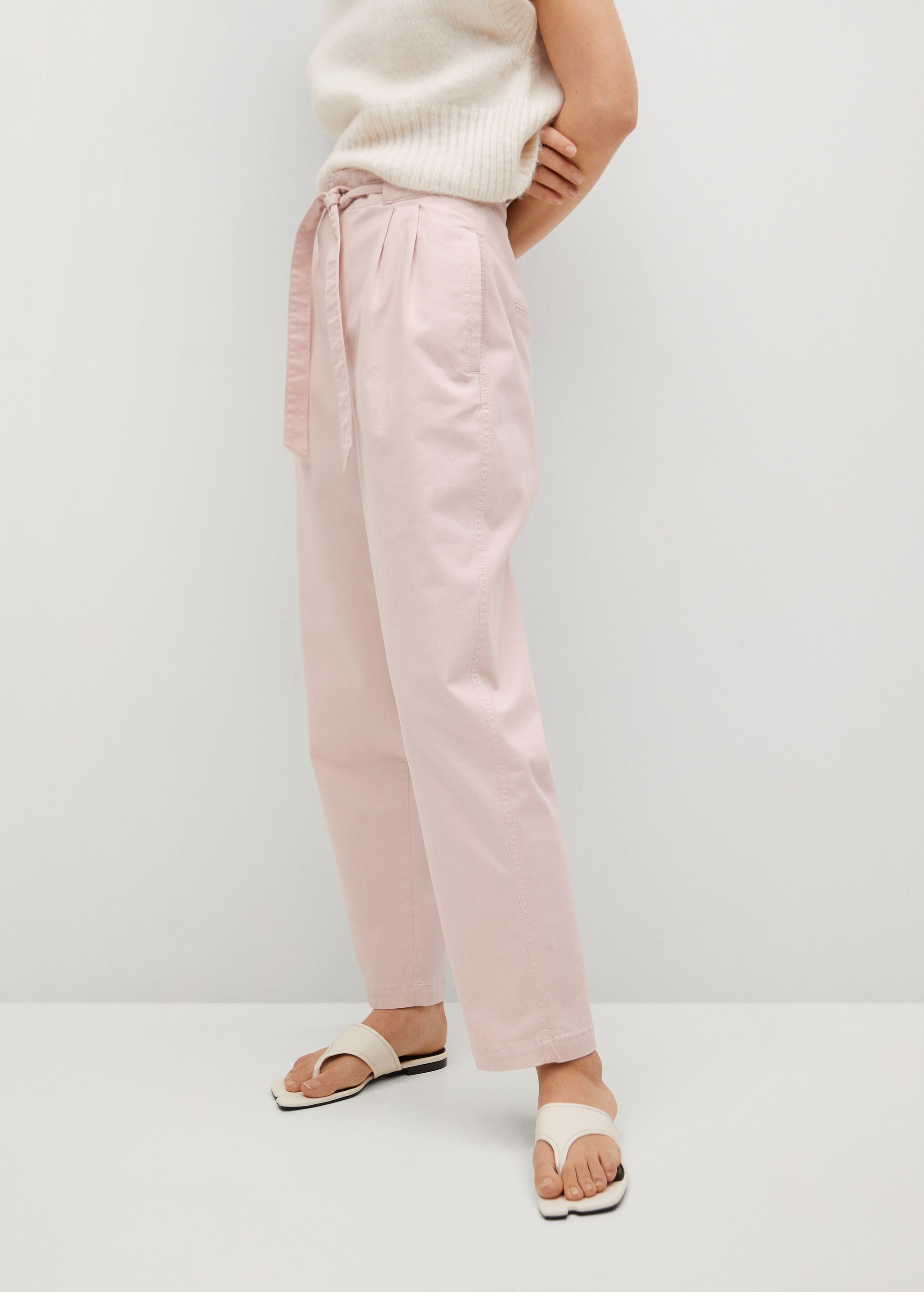 Pantalón pinzas algodón - Plano medio