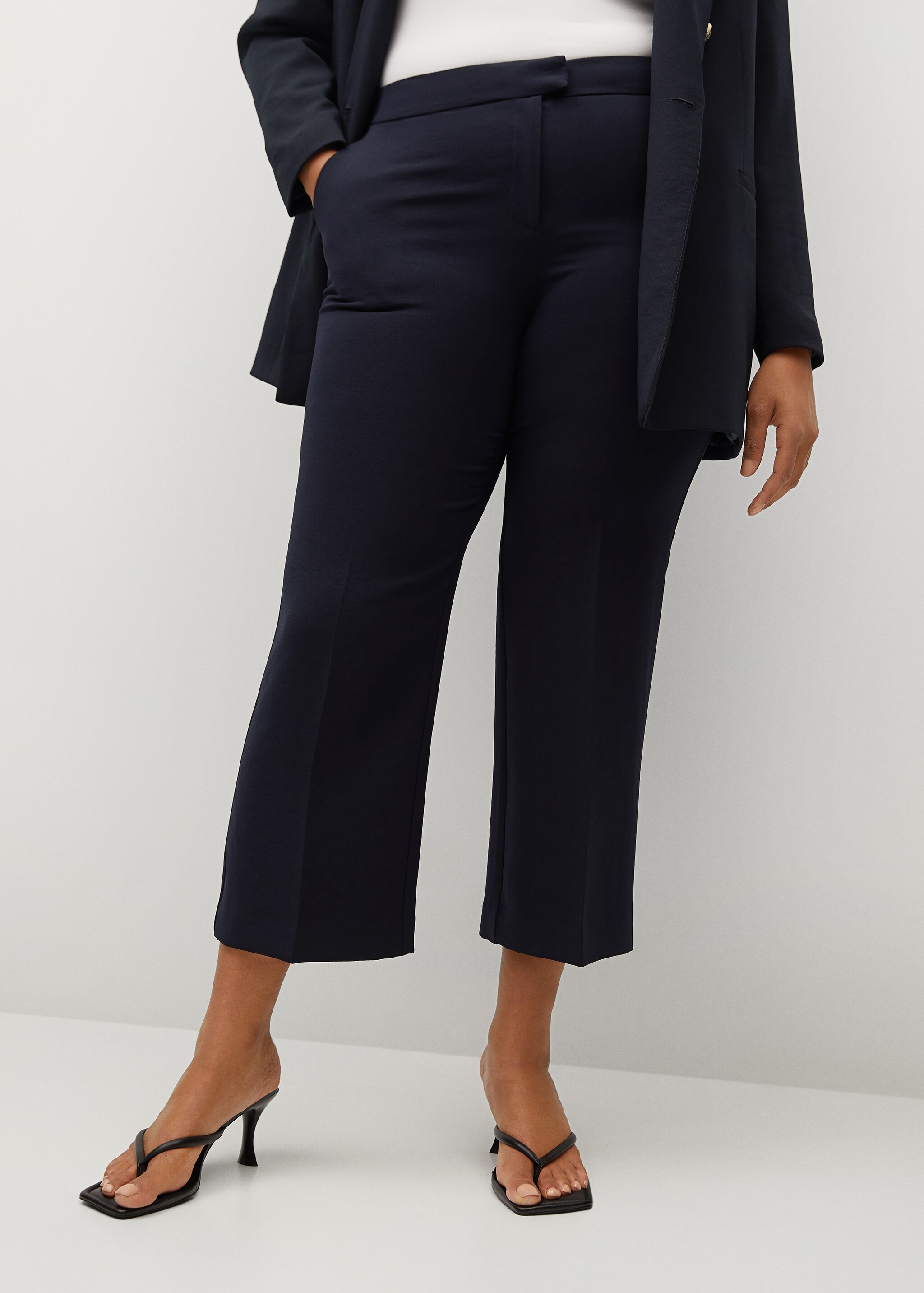 Pantalón traje crop - Plano medio