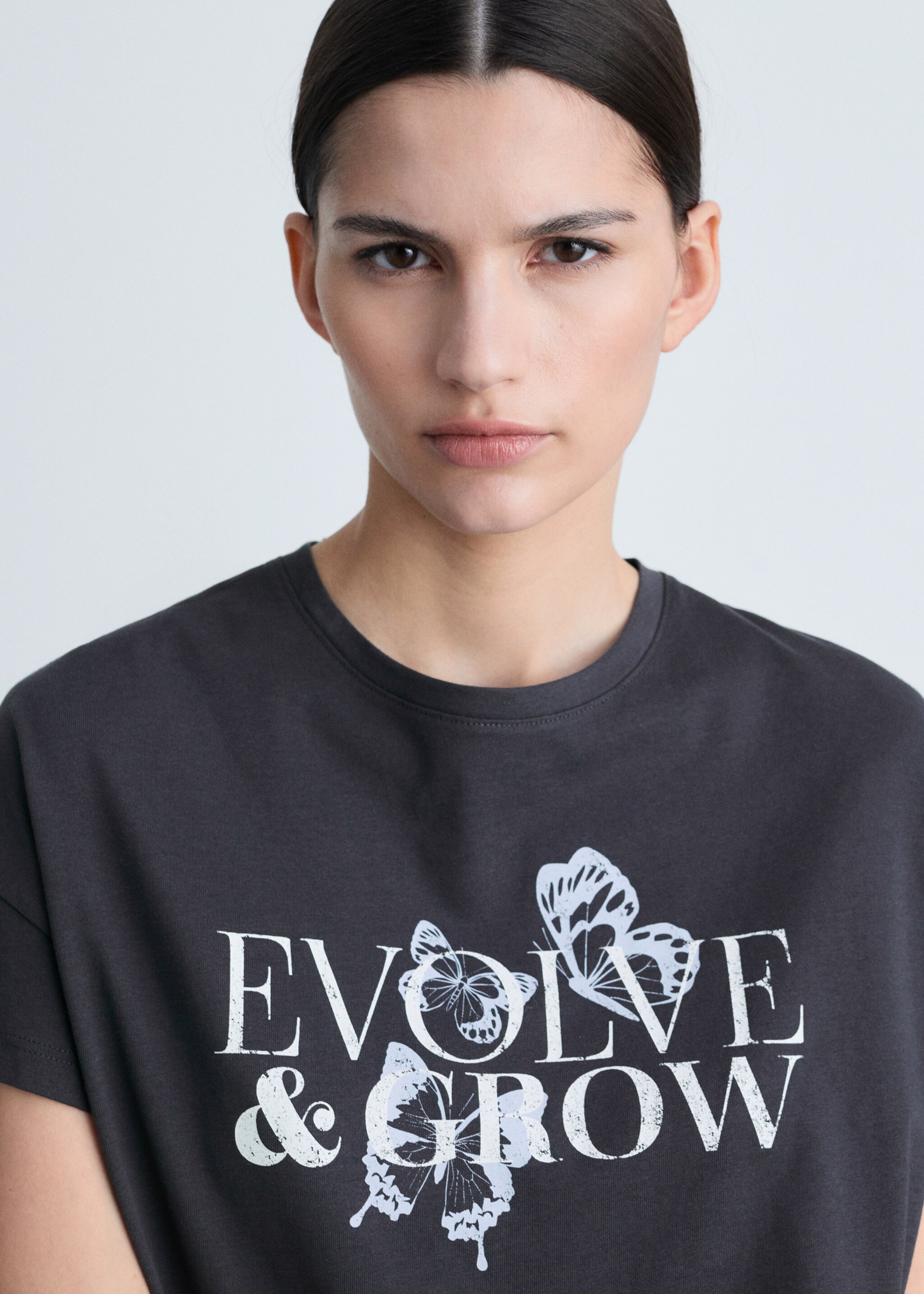 Cotton t-shirt with printed message - Details of the article 1, Charcoal. Ref: 87015746-00.