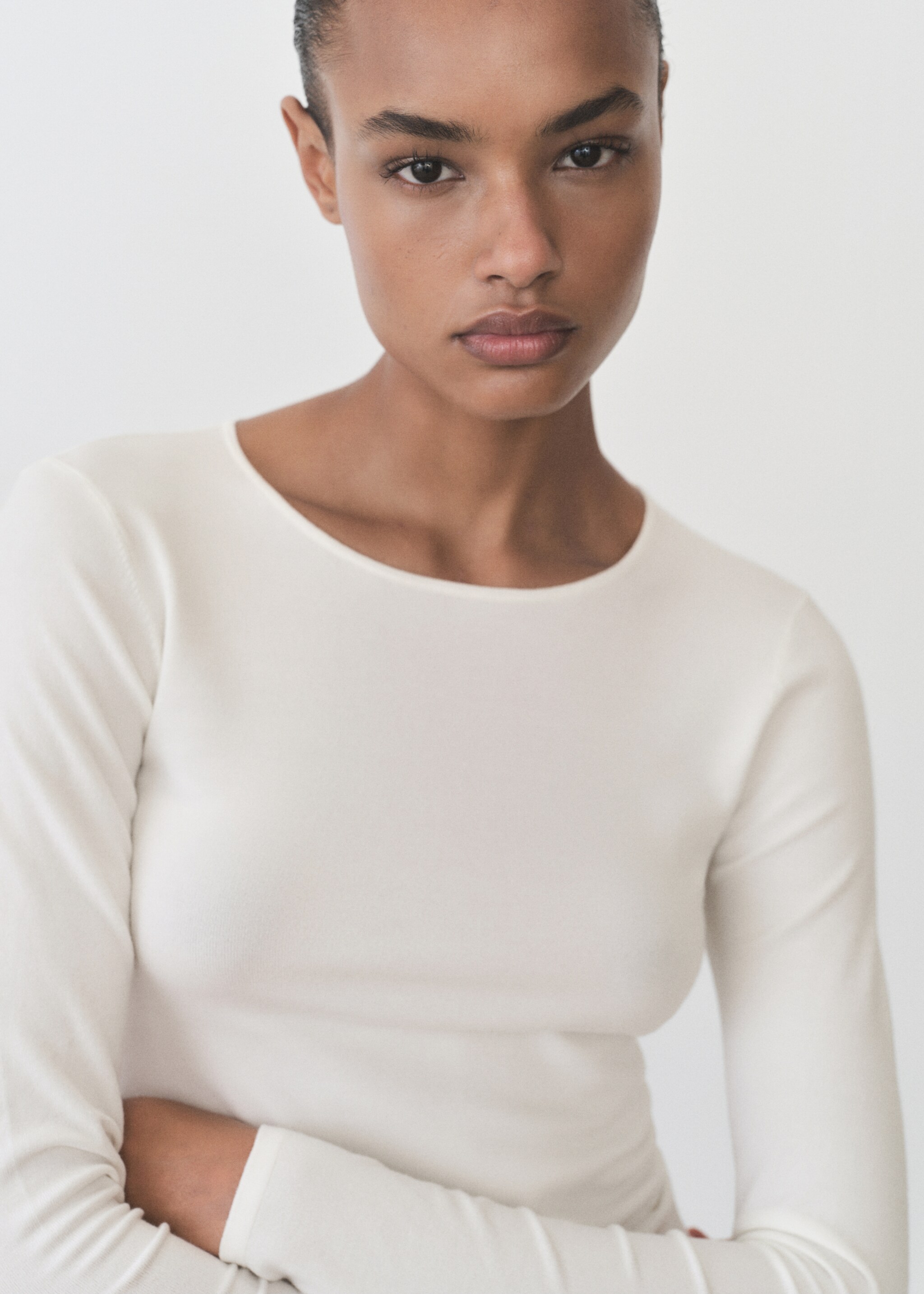Fine-knit fitted sweater - Details of the article 1, Ecru. Ref: 87015759-00.