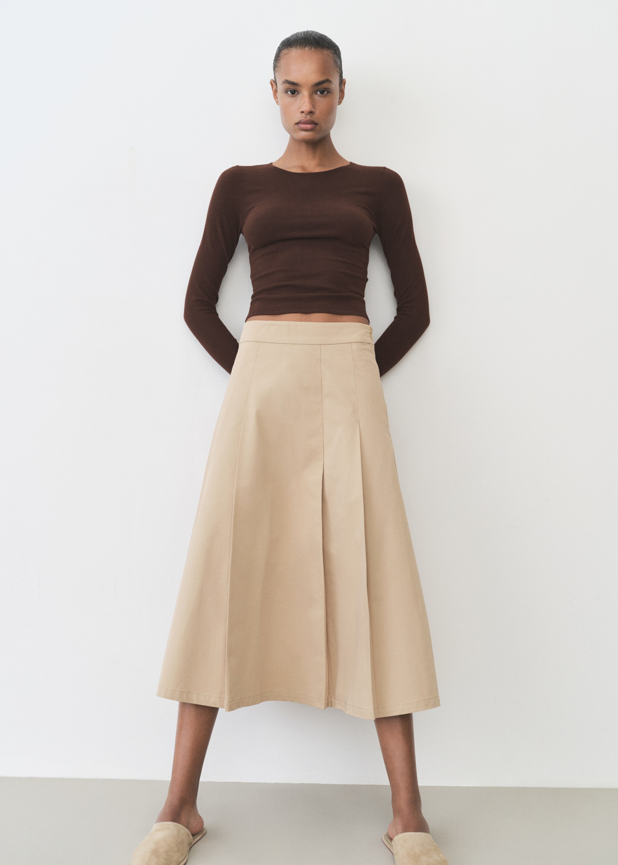 Fine-knit fitted sweater - Details of the article 2, Chocolate. Ref: 87015759-00.