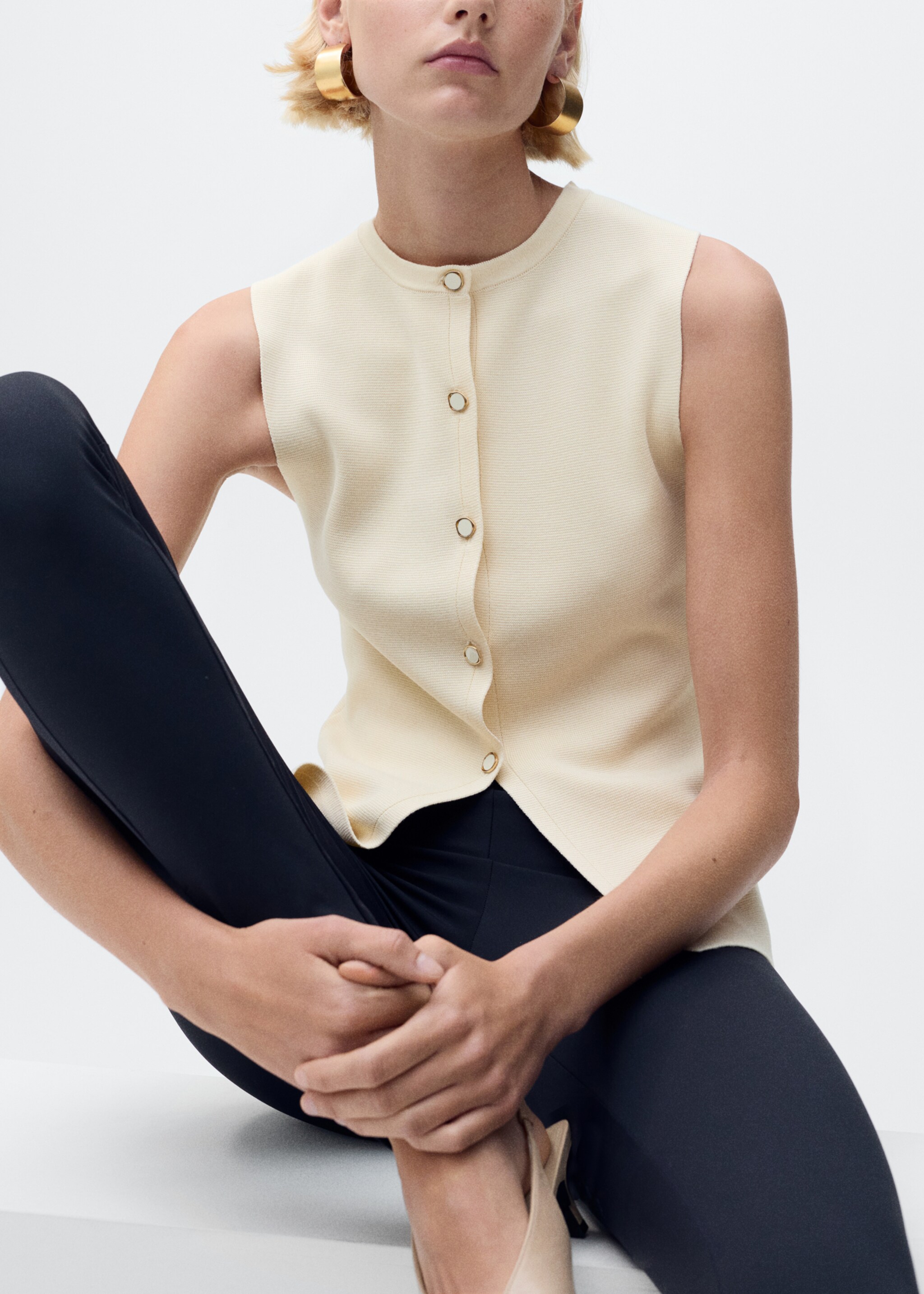 Fine-knit waistcoat with buttons - Details of the article 2, Ecru. Ref: 87015764-00.