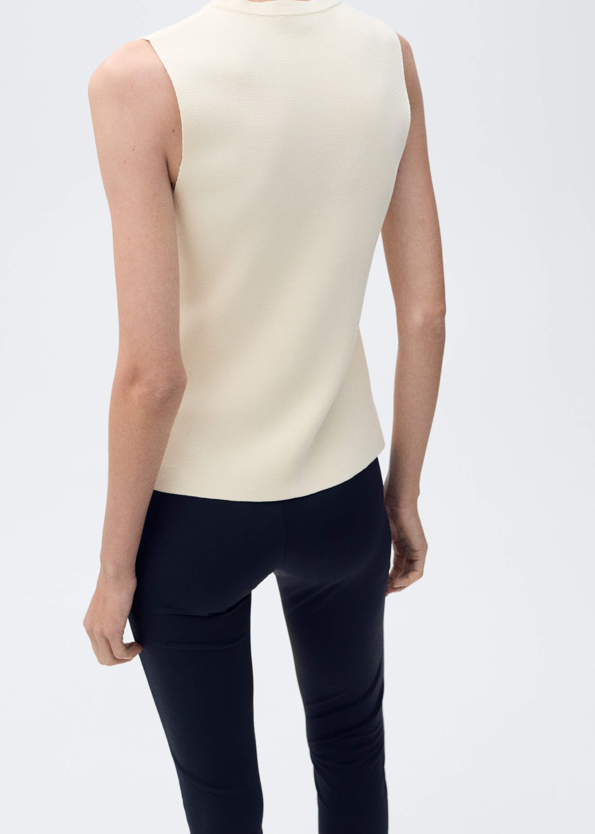 Fine-knit waistcoat with buttons - Reverse of the article, Ecru. Ref: 87015764-00.