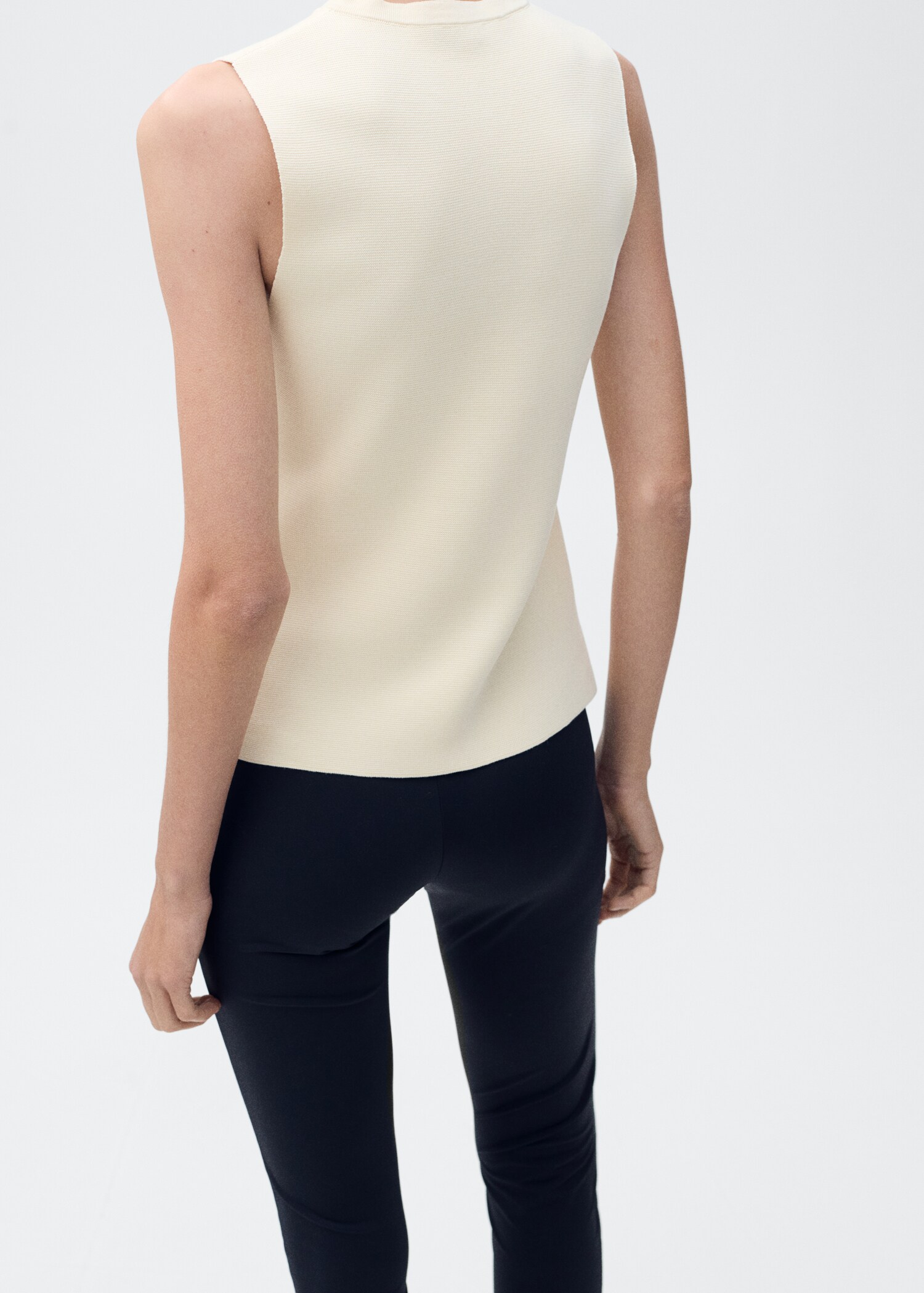 Fine-knit waistcoat with buttons - Reverse of the article