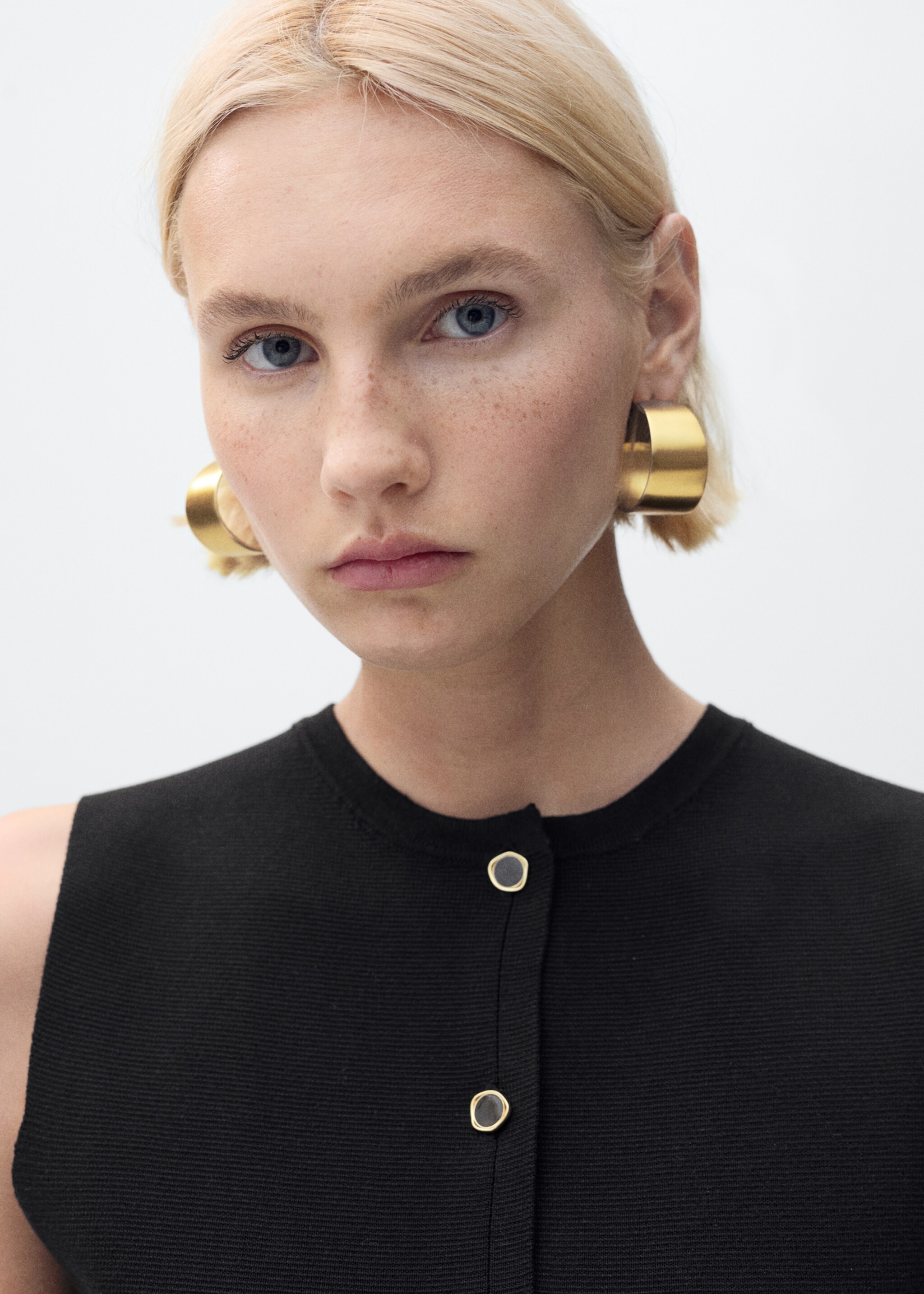 Fine-knit waistcoat with buttons - Details of the article 1, Chocolate. Ref: 87015764-00.