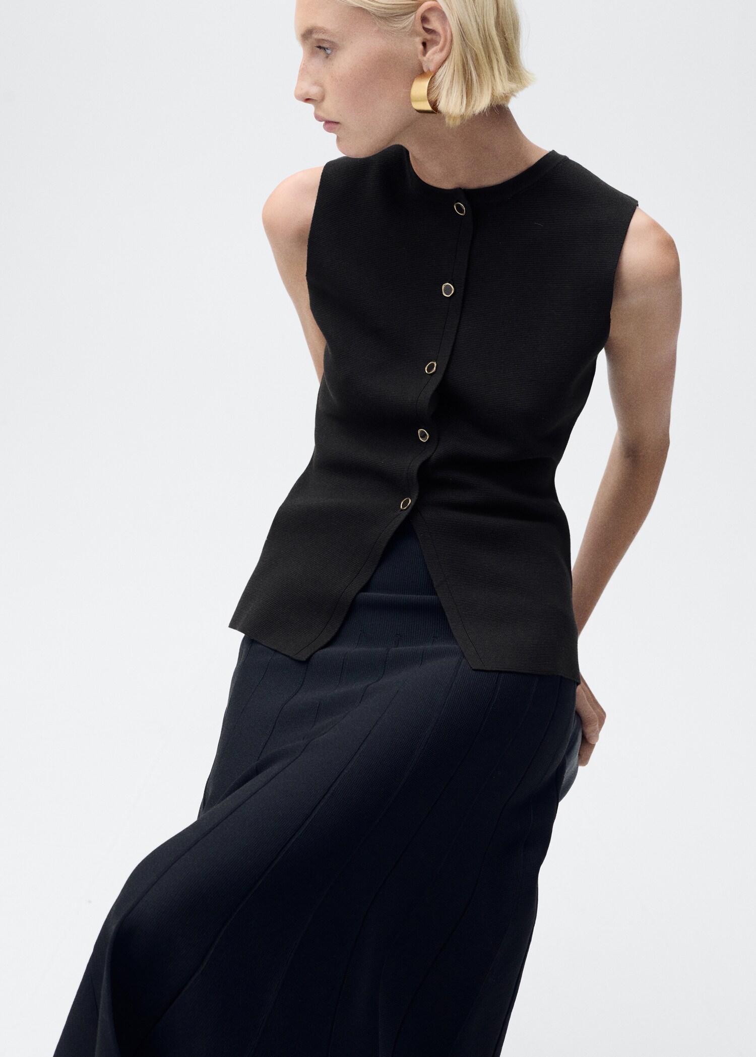 Fine-knit waistcoat with buttons - Details of the article 2