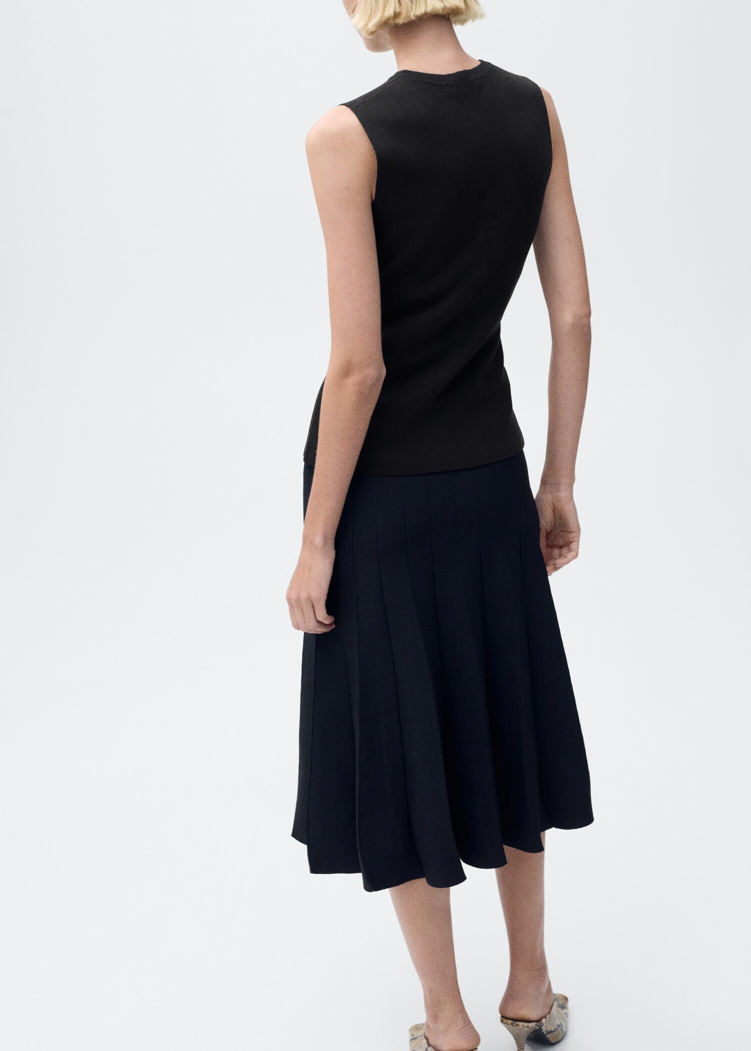 Fine-knit waistcoat with buttons - Reverse of the article