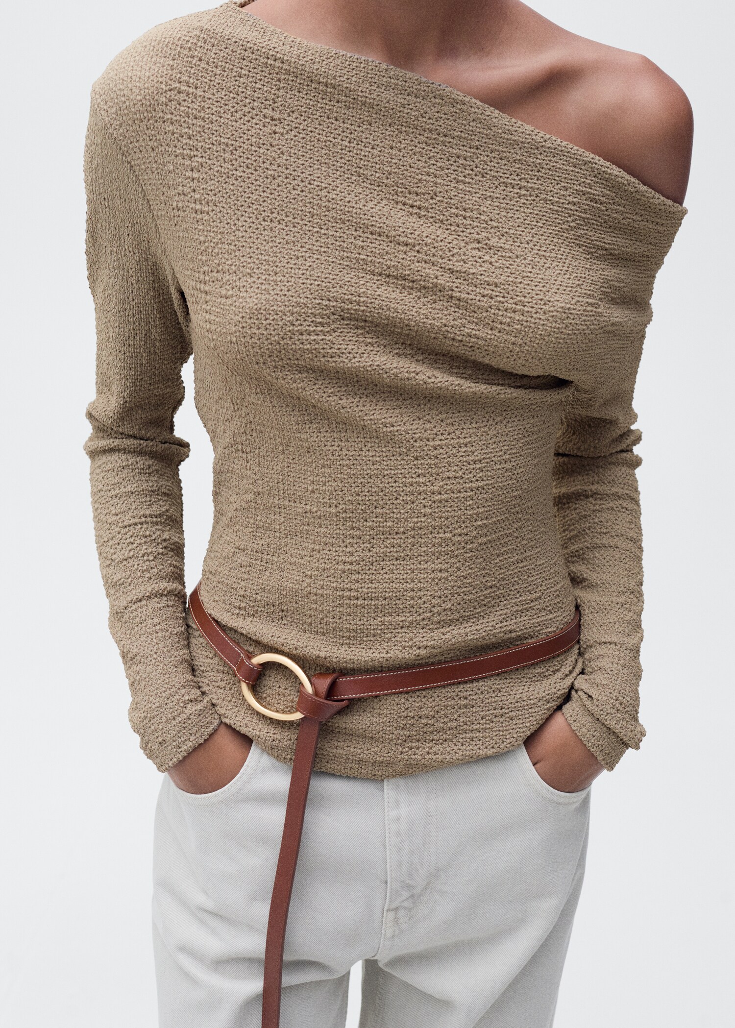 T-shirt col asymétrique texturé - Plan moyen