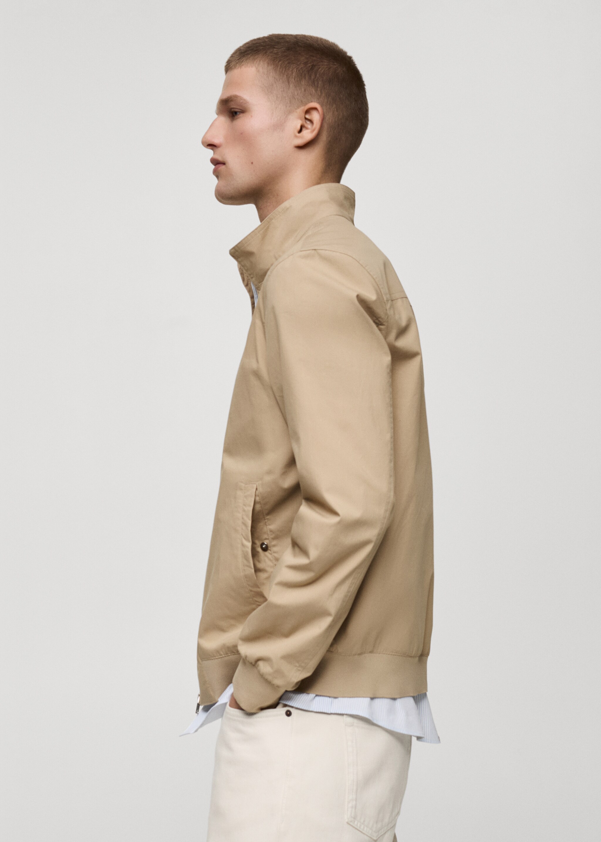 Leichte Jacke mit Schornsteinkragen - Detail des Artikels 2, Beige. Ref: 87015924-00.
