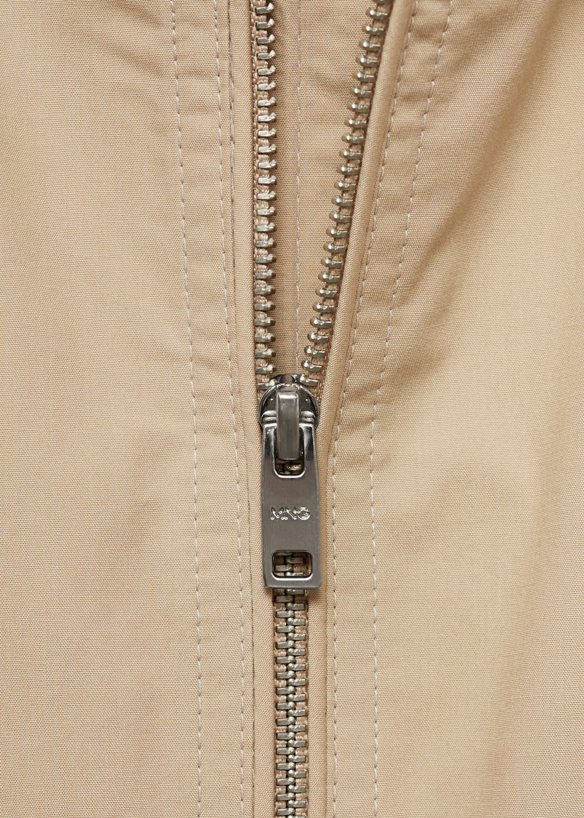 Leichte Jacke mit Schornsteinkragen - Detail des Artikels 8, Beige. Ref: 87015924-00.