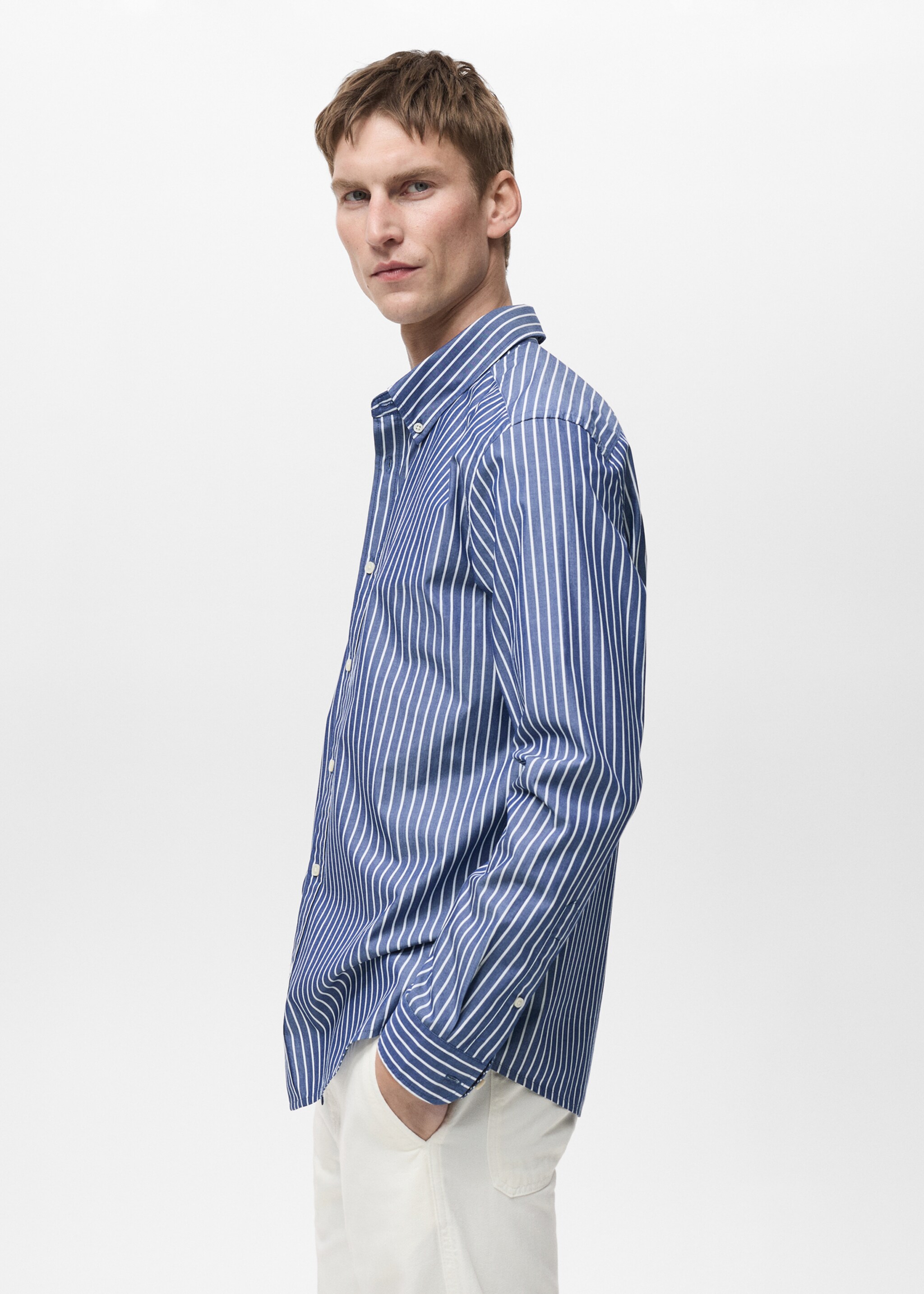 Chemise 100 % coton regular-fit - Détail de l'article 2, Bleu marine foncé. Ref: 87015943-00.