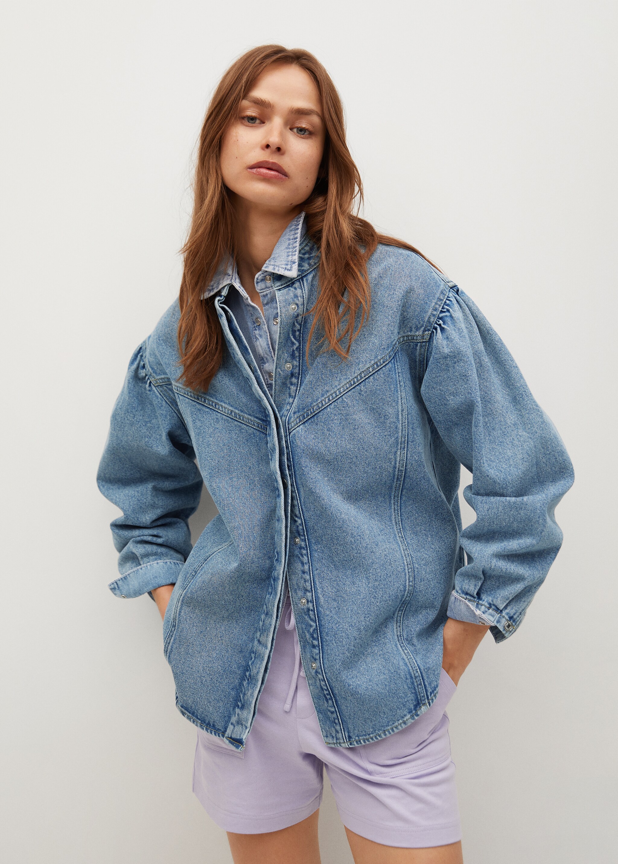 Sobrecamisa denim mangas abullonadas - Plano medio