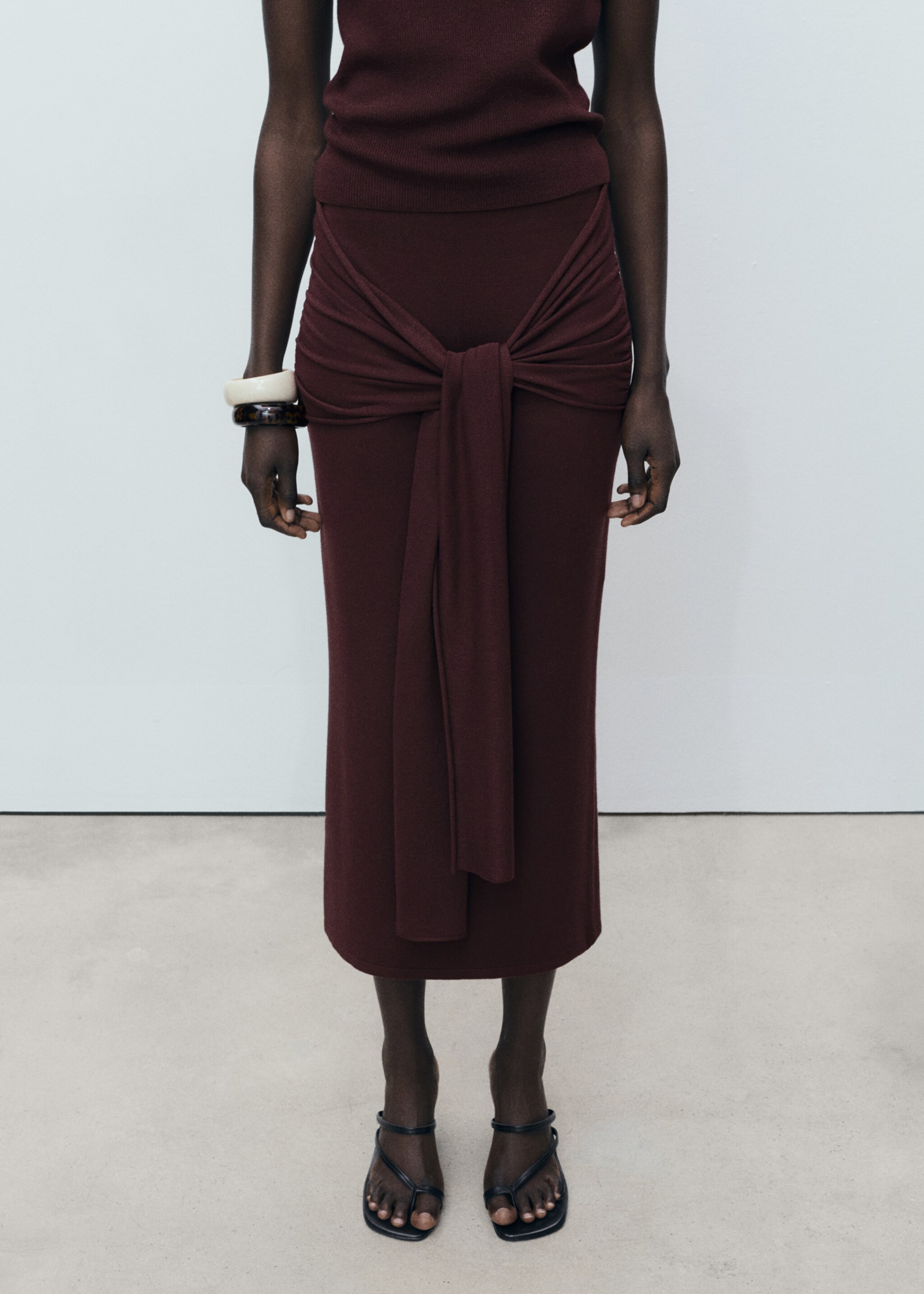 Knitted skirt with knot detail - Medium plane, Chocolate. Ref: 87017191-00.