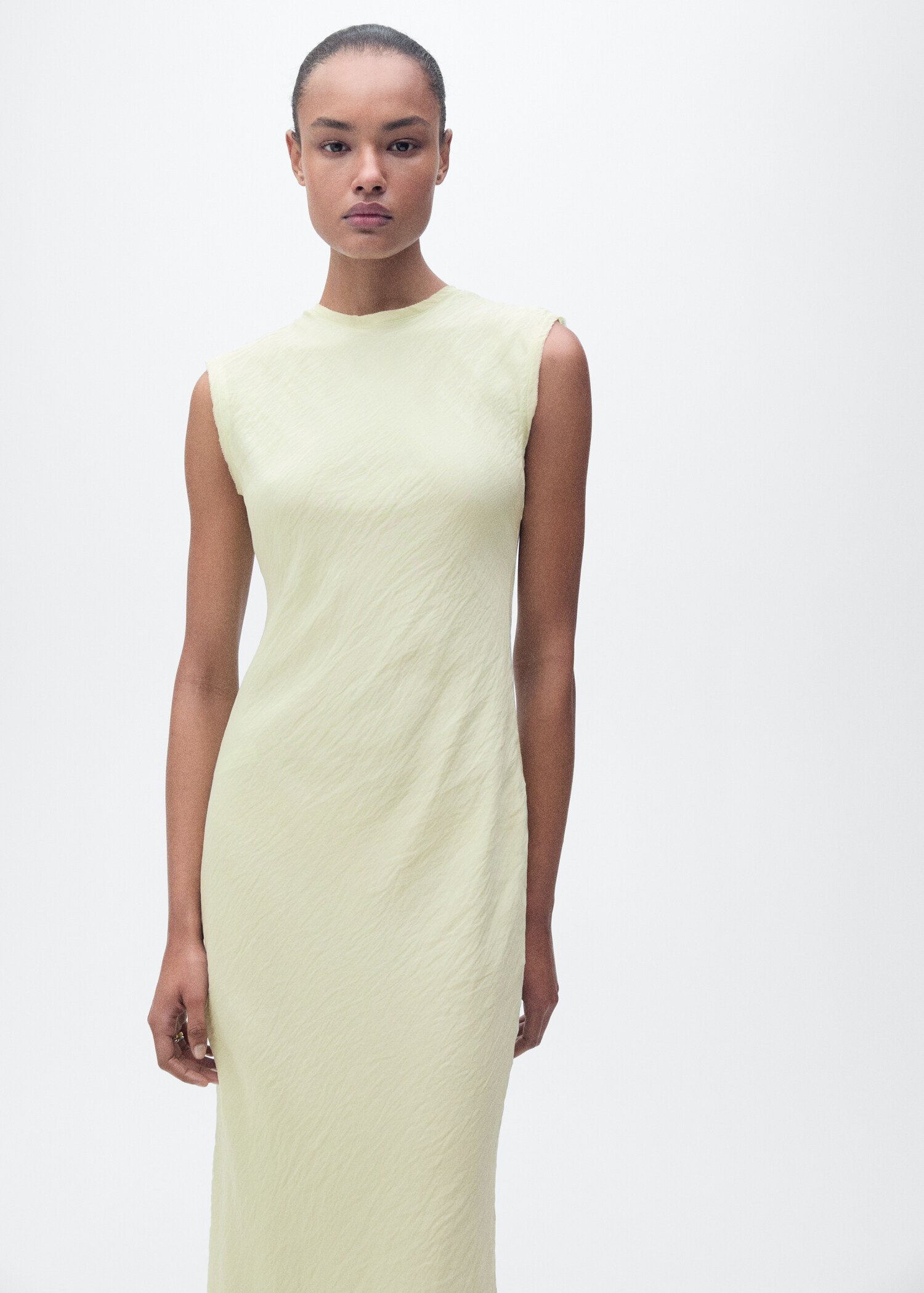 Vestido midi efecto arrugado - Plano medio