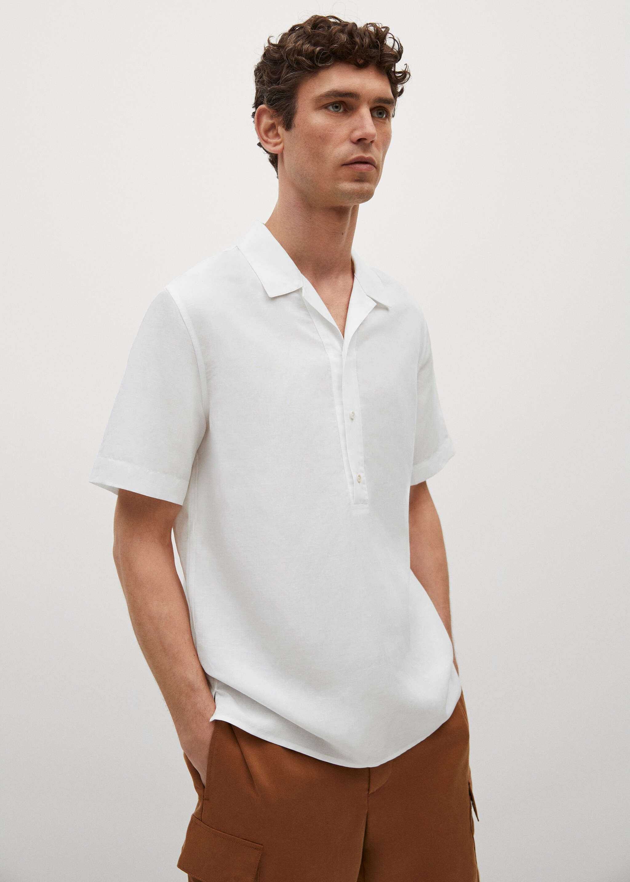 Camisa regular fit lino manga corta - Plano medio