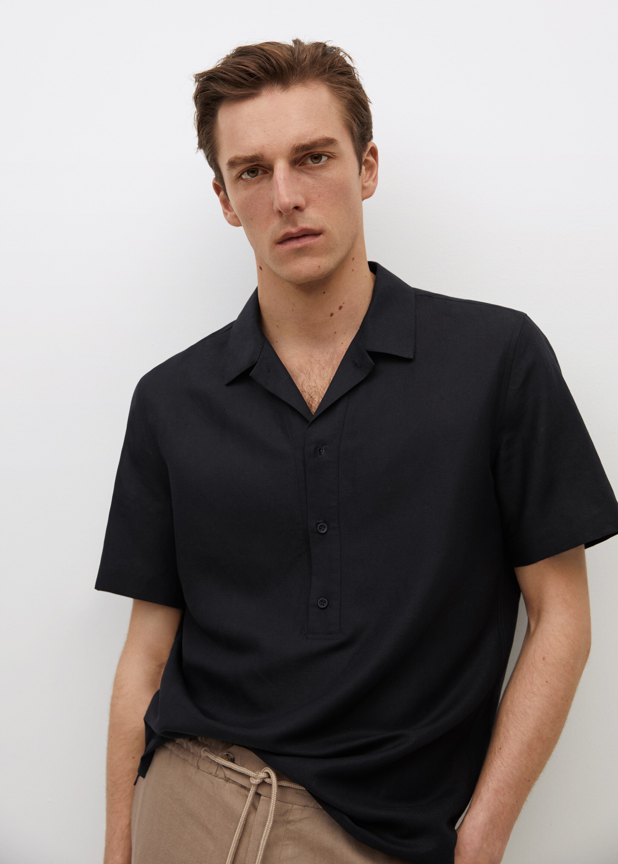 Camisa regular fit lino manga corta - Plano medio