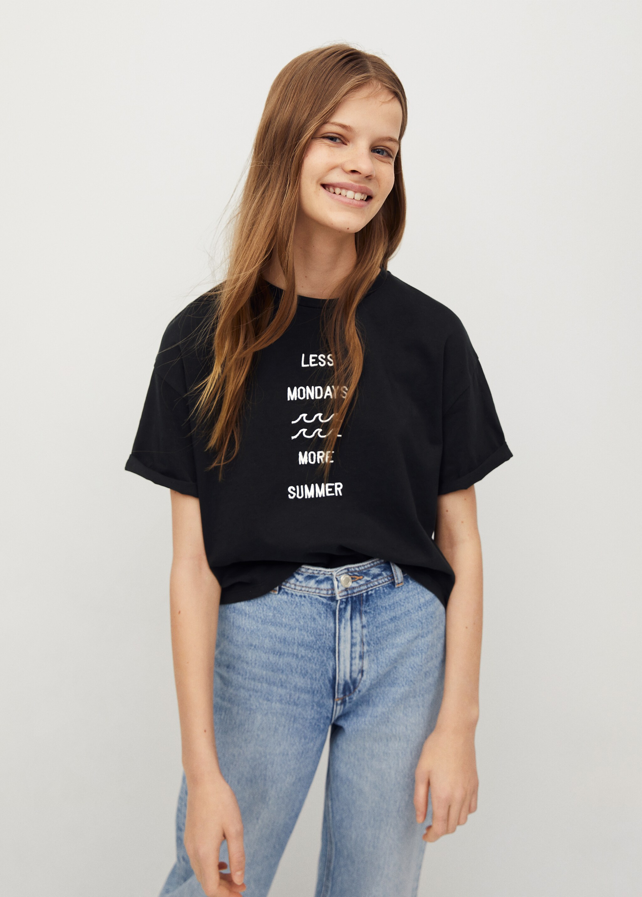 Camiseta mensaje bordado - Plano medio