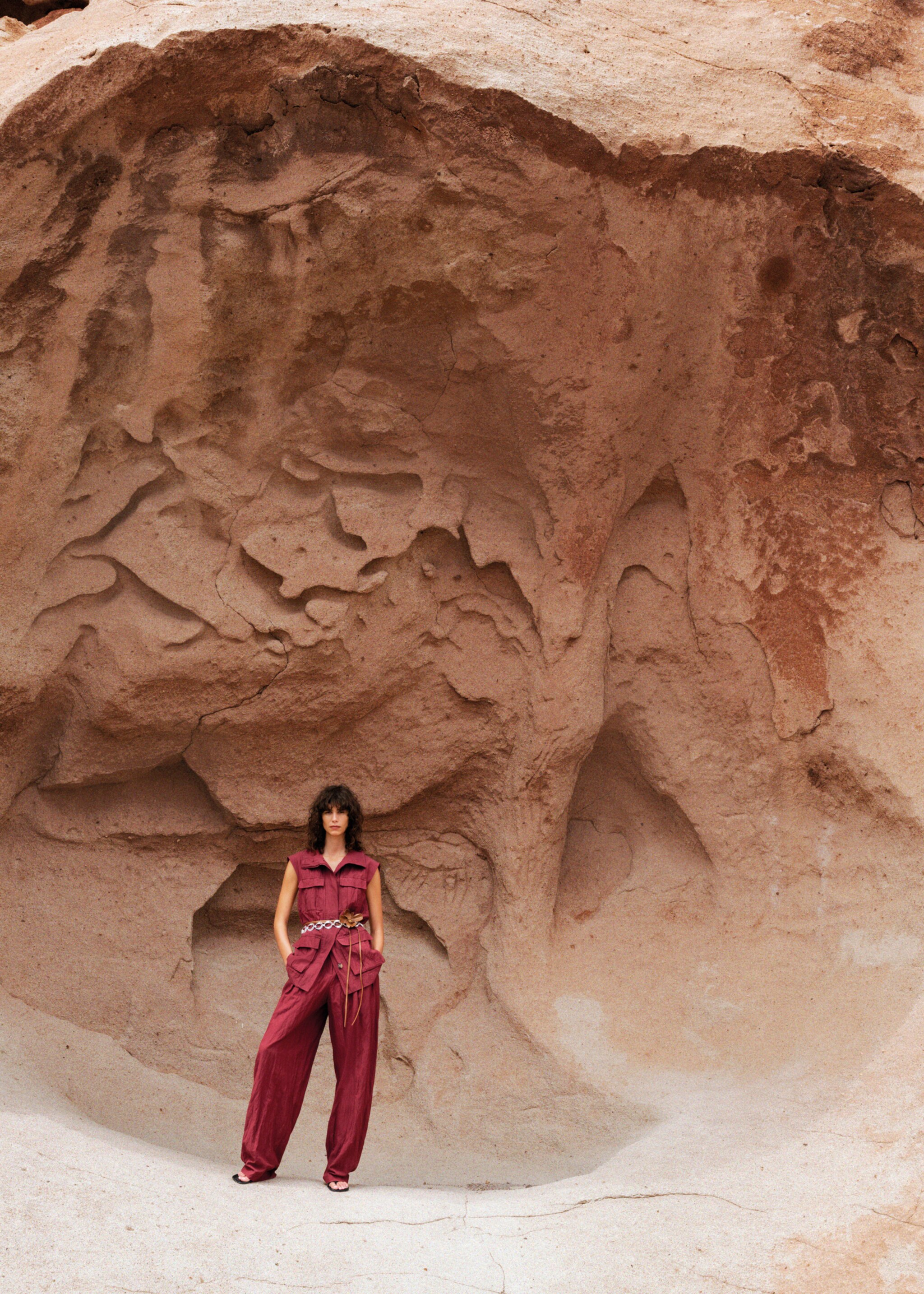 Wide leg suit trousers with a creased effect - Details of the article 5, Wine. Ref: 87017718-00.