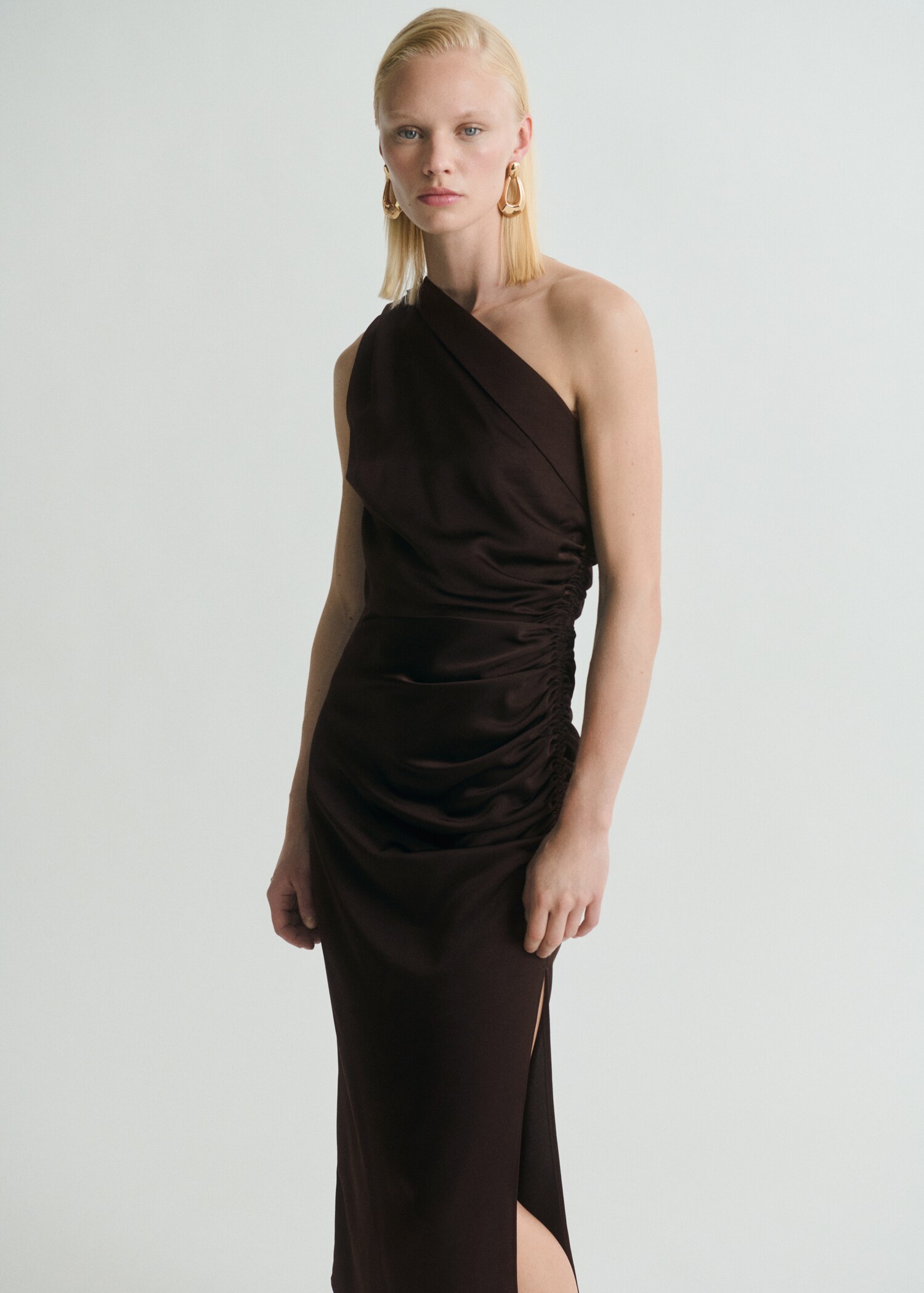 Asymmetrisches Kleid aus Satin mit seitlicher Raffung - Mittlere Ansicht