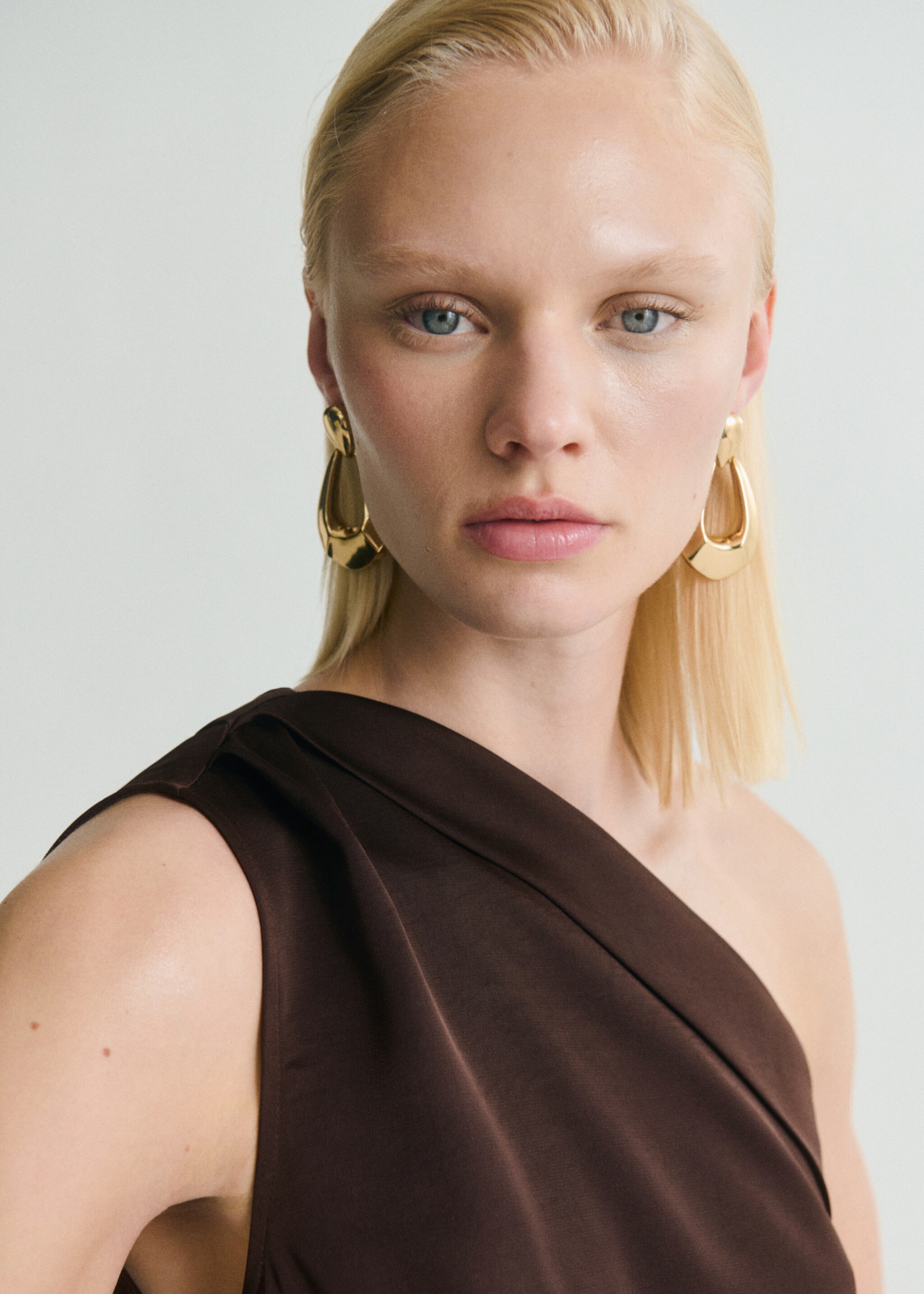 Asymmetrisches Kleid aus Satin mit seitlicher Raffung - Detail des Artikels 1, Braun. Ref: 87018647-00.