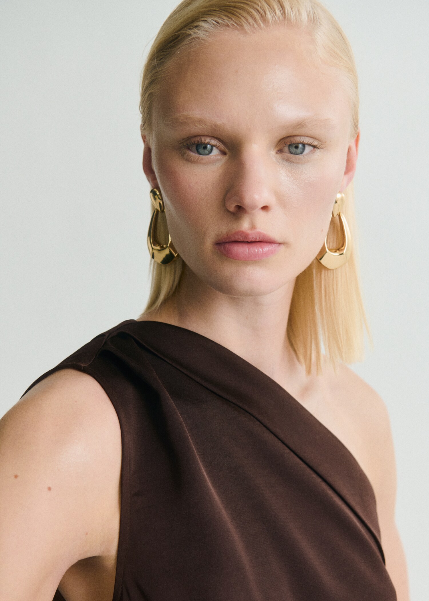 Asymmetrisches Kleid aus Satin mit seitlicher Raffung - Detail des Artikels 1