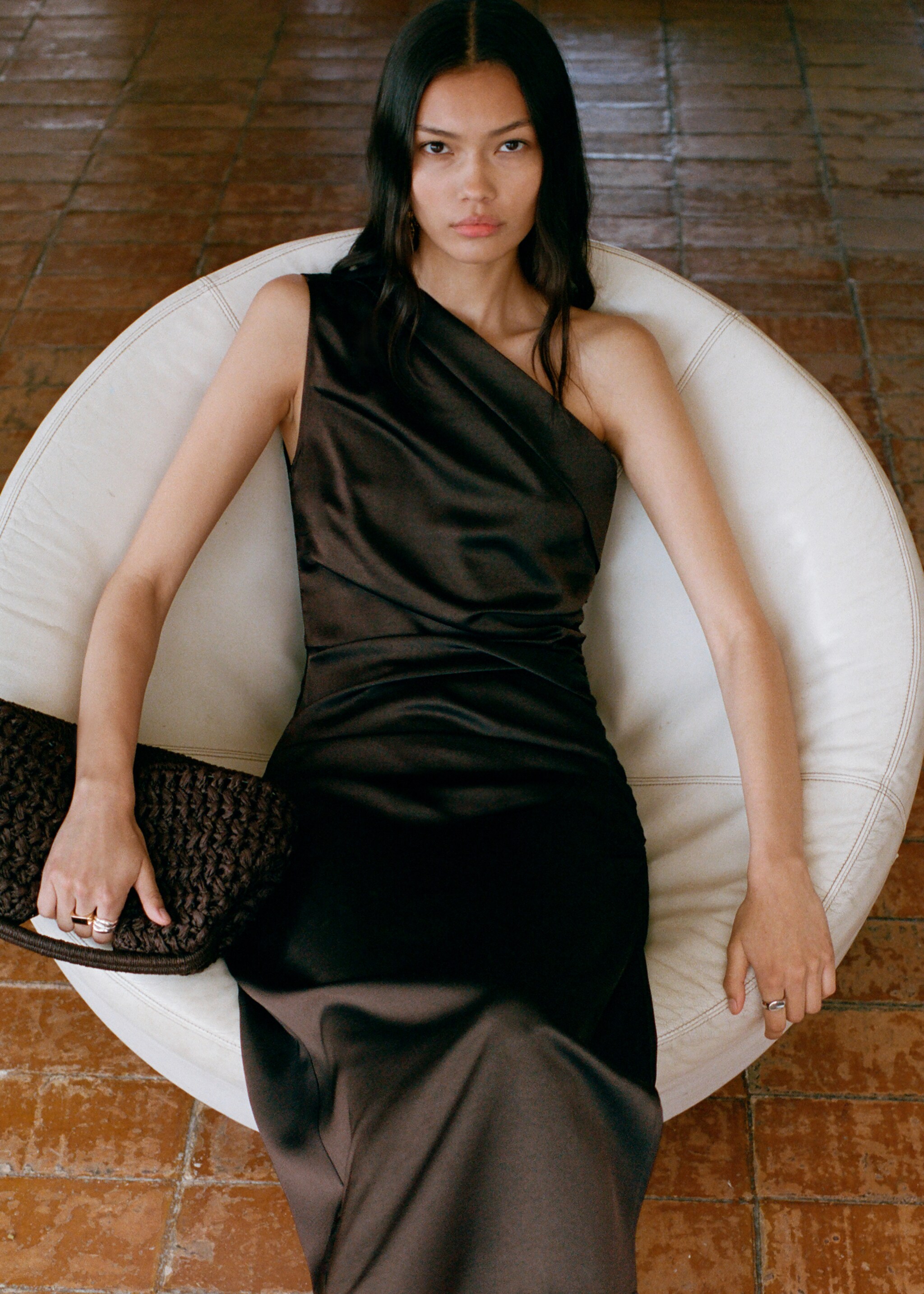 Asymmetrisches Kleid aus Satin mit seitlicher Raffung - Detail des Artikels 7, Braun. Ref: 87018647-00.