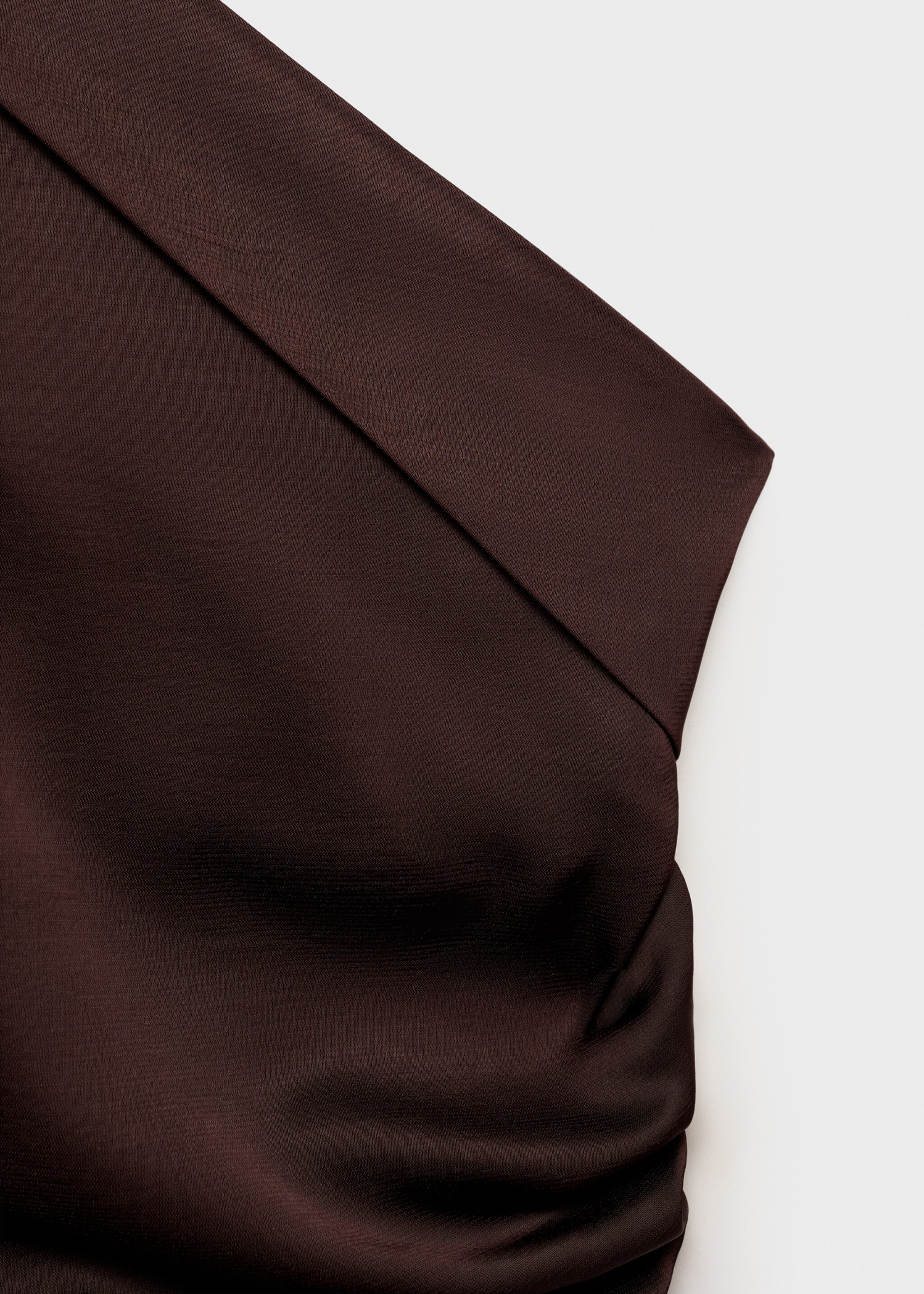 Asymmetrisches Kleid aus Satin mit seitlicher Raffung - Detail des Artikels 8, Braun. Ref: 87018647-00.
