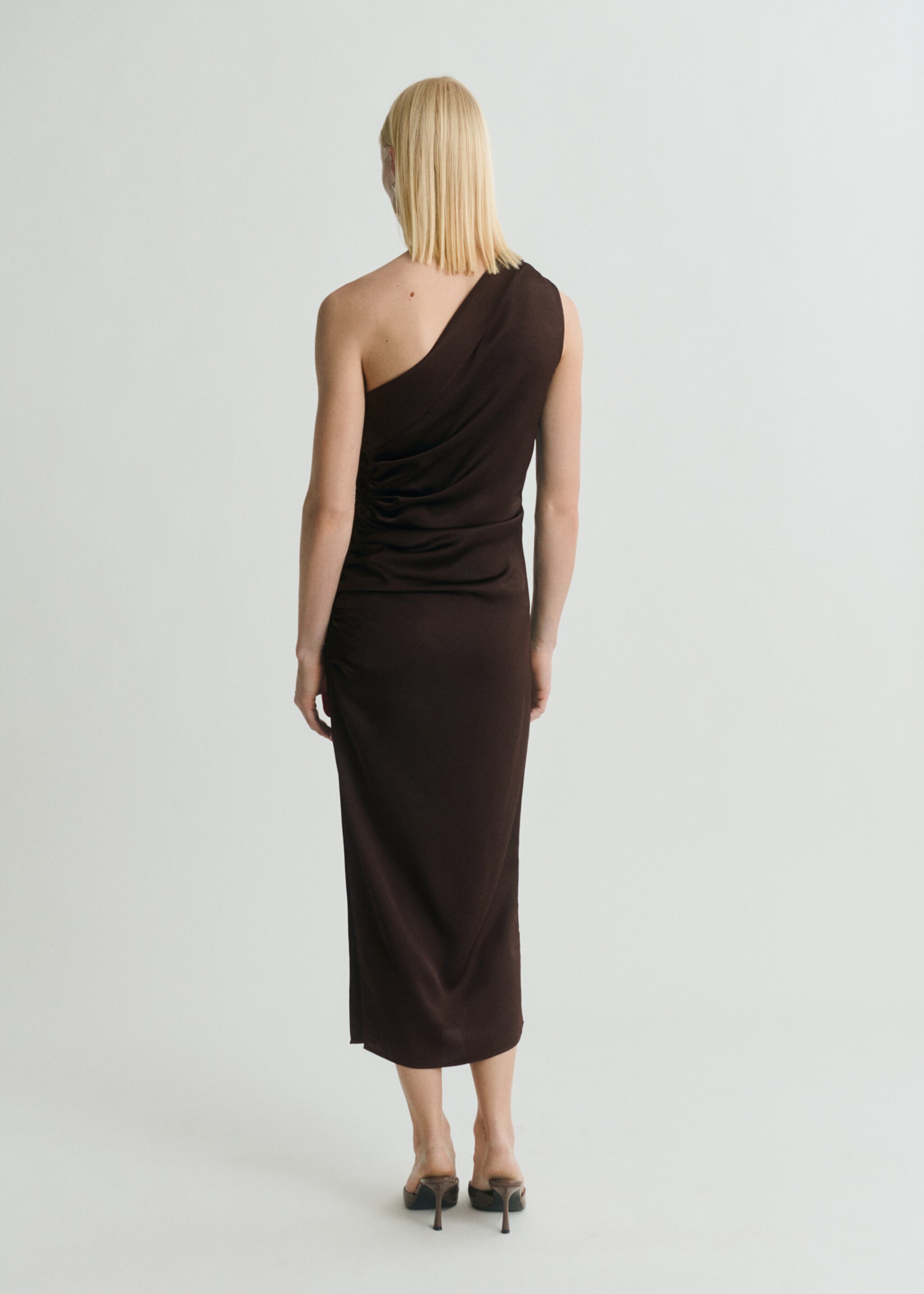 Asymmetrisches Kleid aus Satin mit seitlicher Raffung - Rückseite des Artikels, Braun. Ref: 87018647-00.