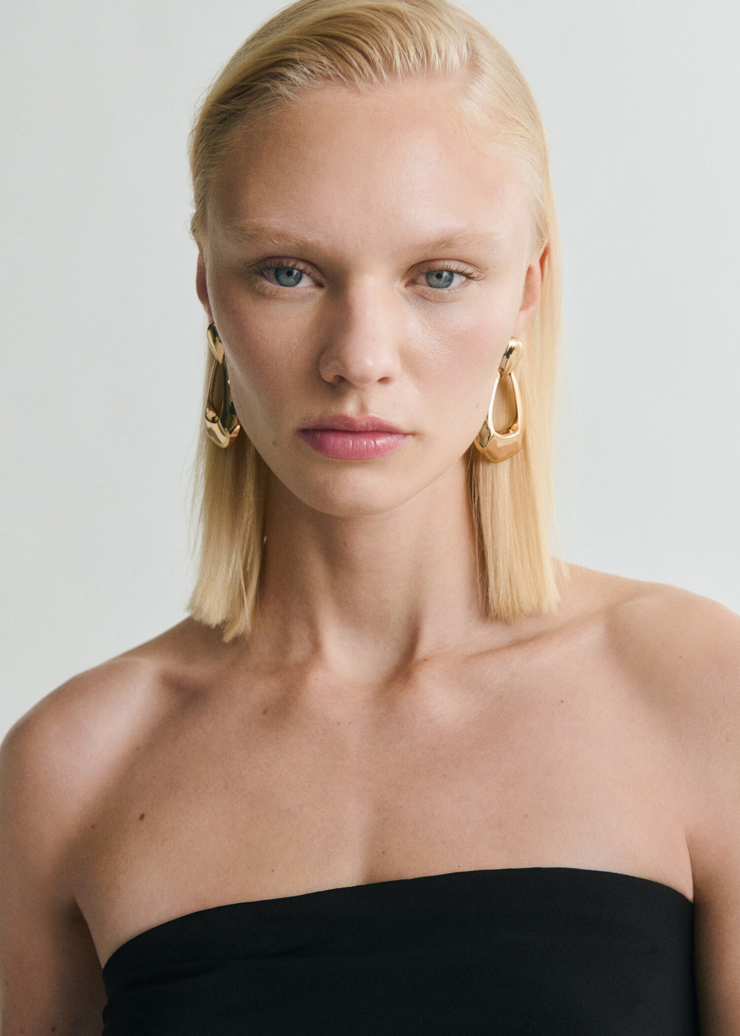 Axelbandslös klänning med blomdetalj - Detaljer om artikeln 1