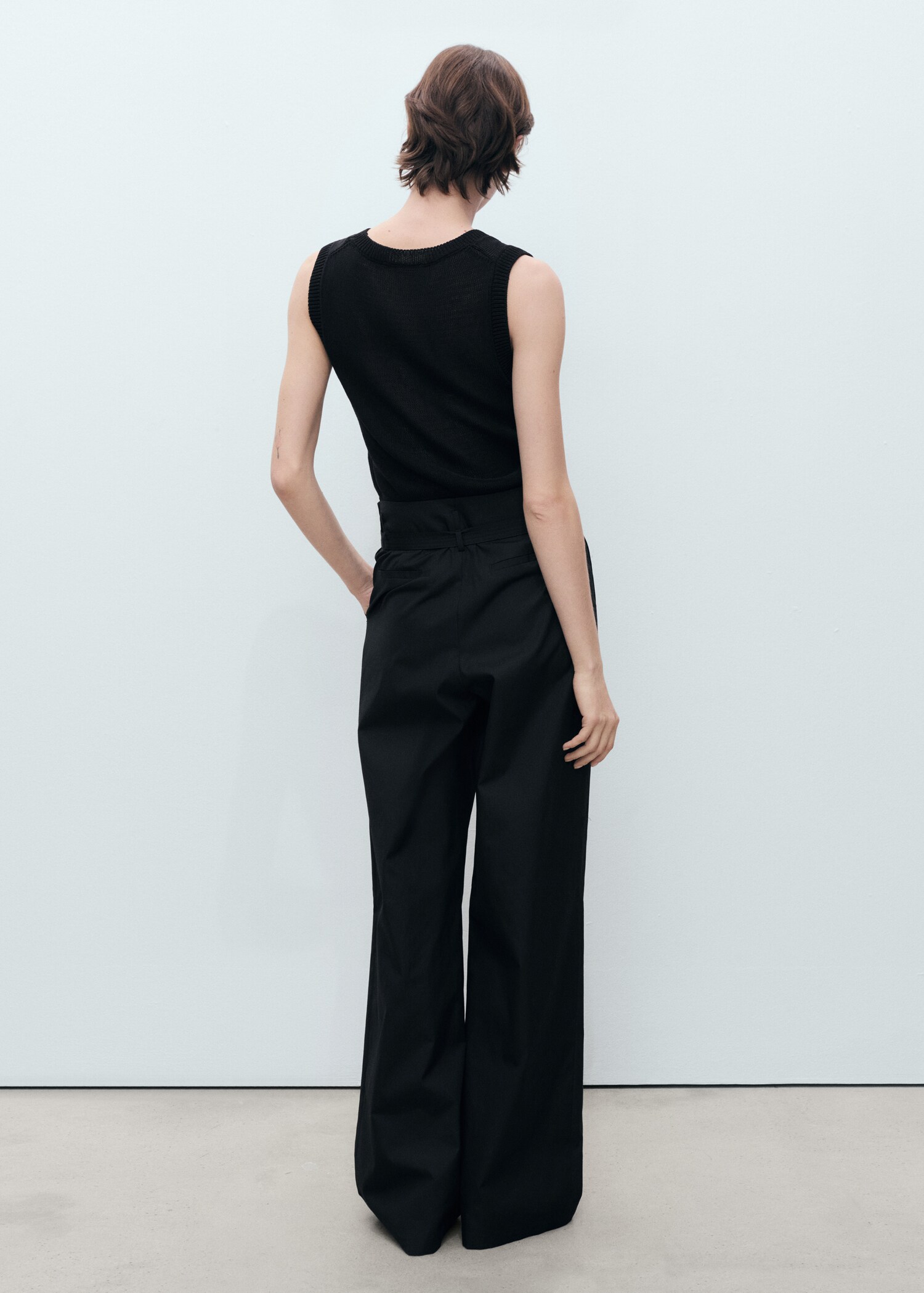 Wide leg trousers with belt - Reverse of the article