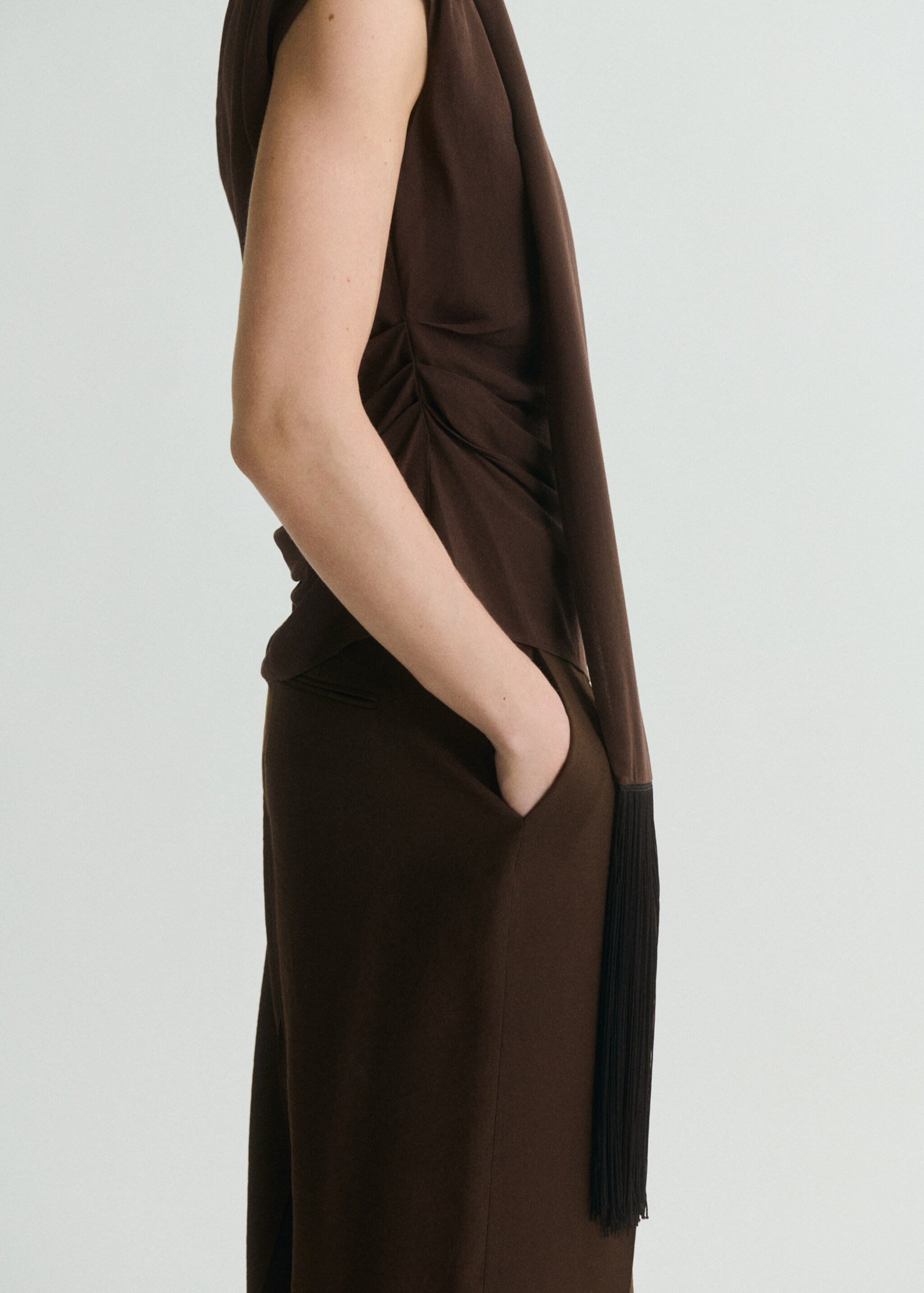 Blusa asimétrica fular detalle flecos - Detalle del artículo 6, Marrón. Ref: 87019070-00.