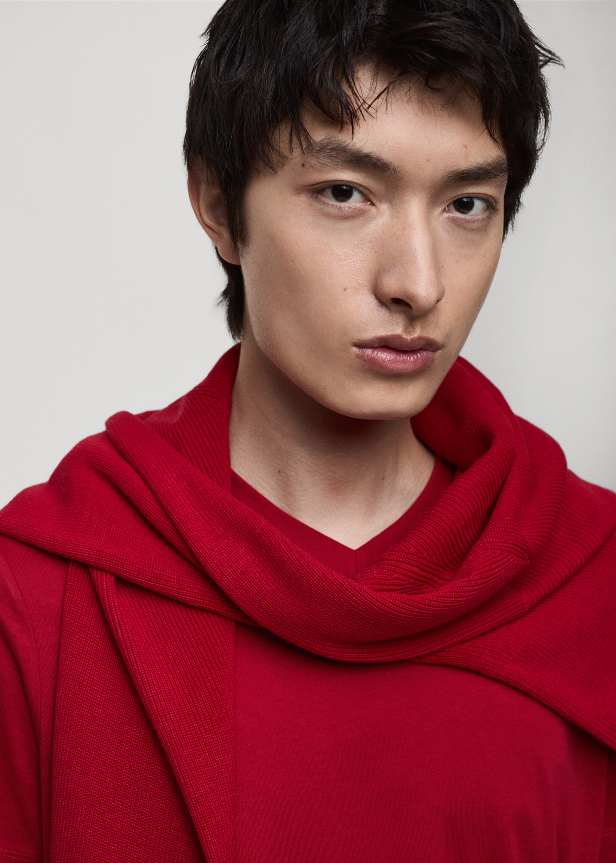 Slim-Fit-T-Shirt aus 100 % Baumwolle mit V-Ausschnitt - Detail des Artikels 1, Rot. Ref: 87020251-00.