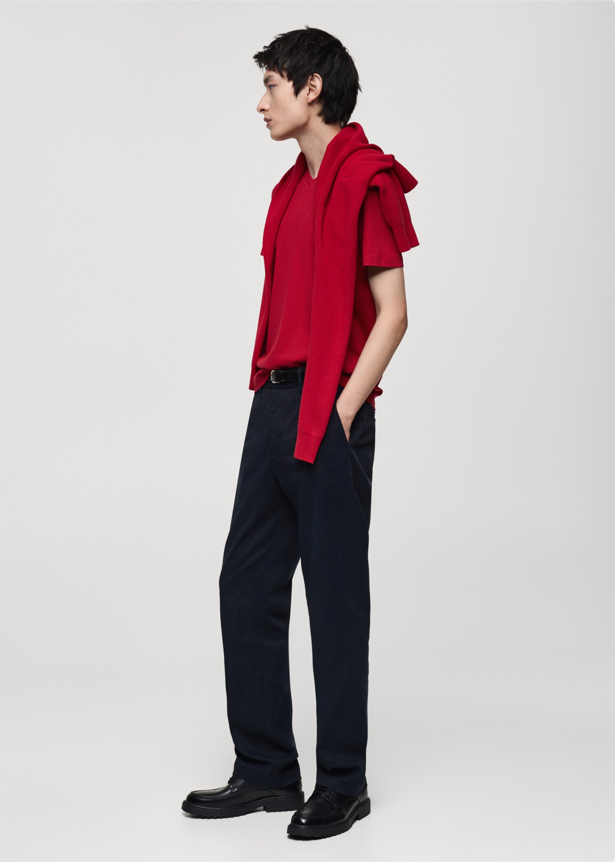 Slim-Fit-T-Shirt aus 100 % Baumwolle mit V-Ausschnitt - Detail des Artikels 2, Rot. Ref: 87020251-00.