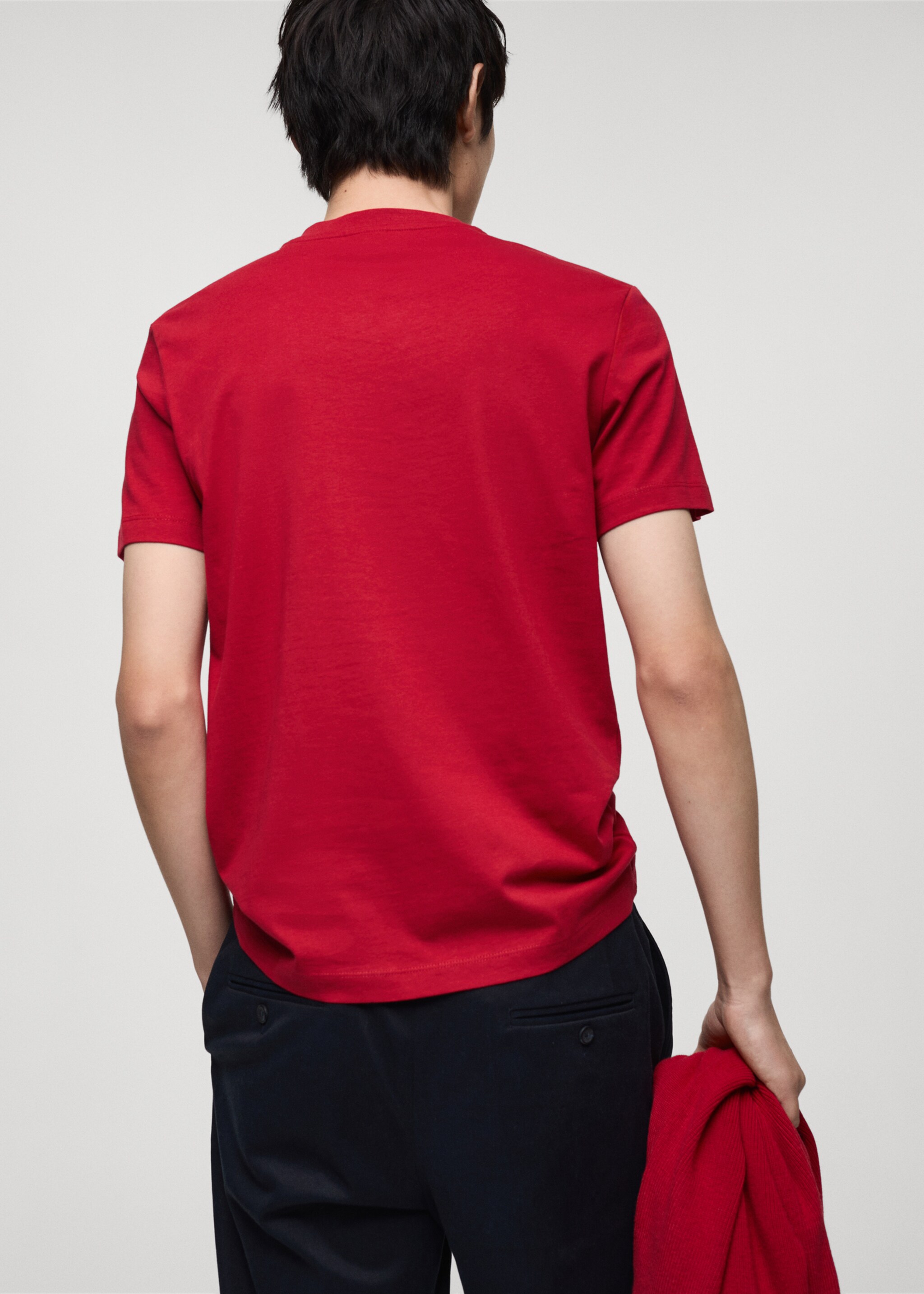 Slim-Fit-T-Shirt aus 100 % Baumwolle mit V-Ausschnitt - Rückseite des Artikels, Rot. Ref: 87020251-00.