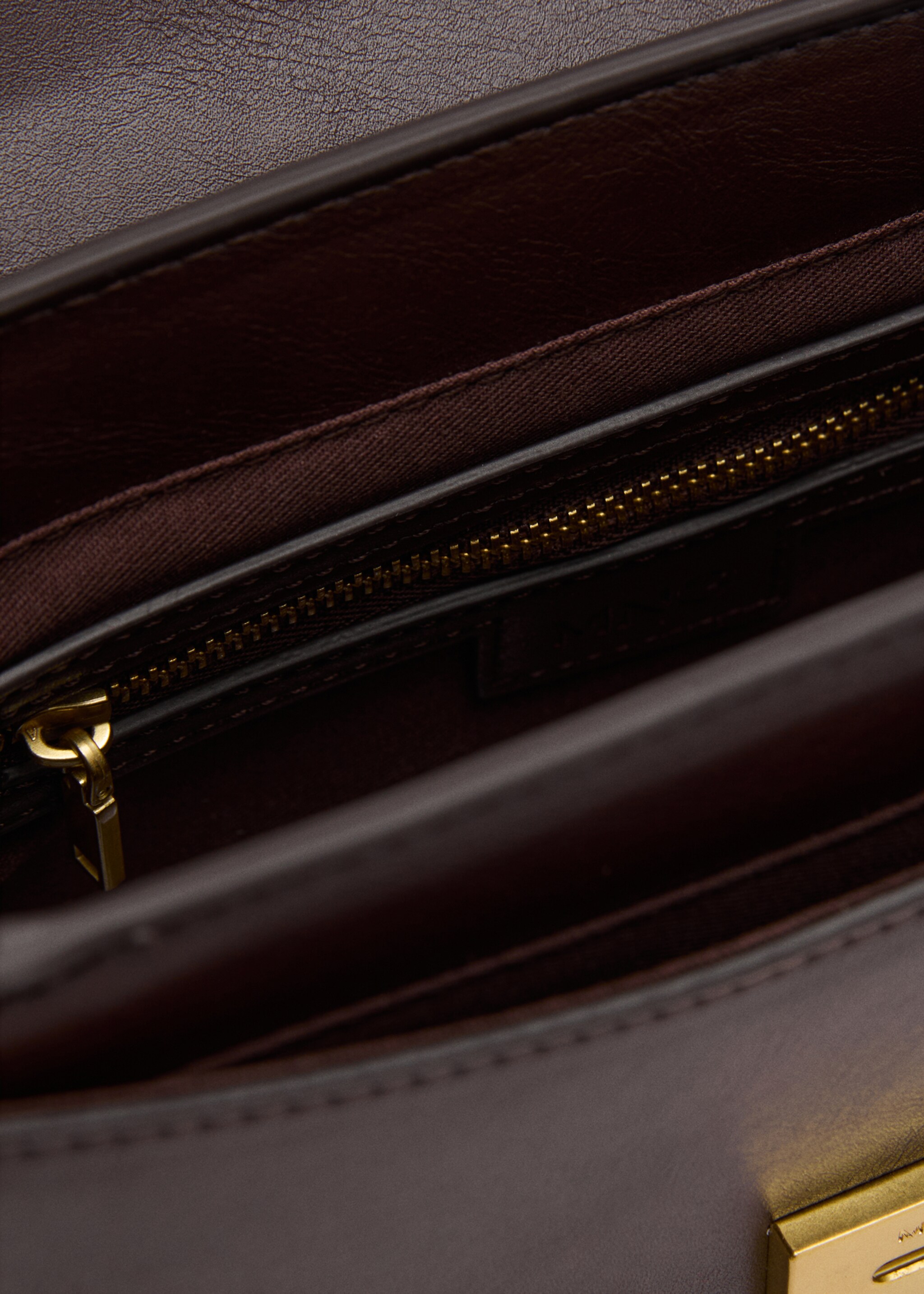 Crossbody bag with metal closure - Details of the article 2, Chocolate. Ref: 87020399-00.