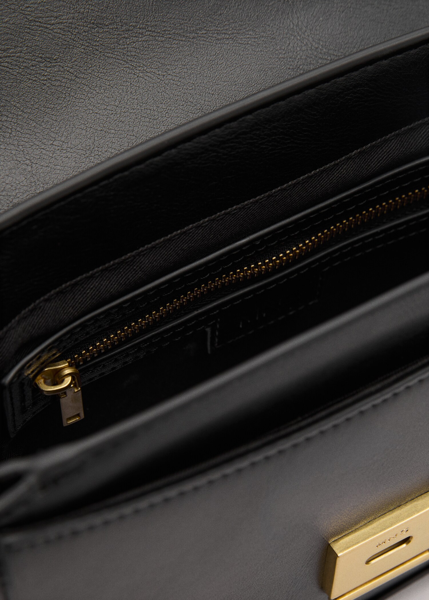 Crossbody bag with metal closure - Details of the article 2