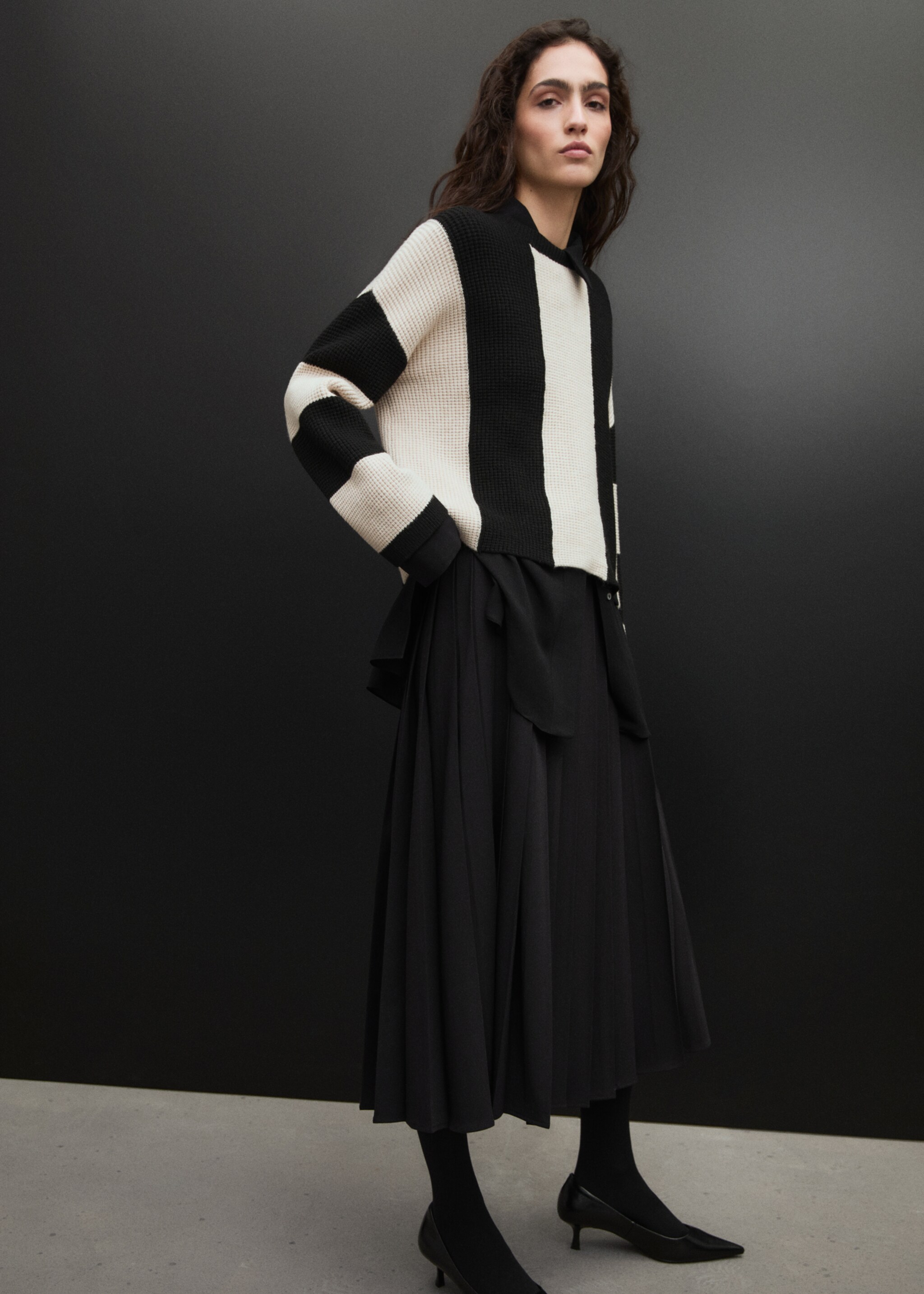 Jersey punto rayas - Detalle del artículo 6, Negro. Ref: 87020435-00.