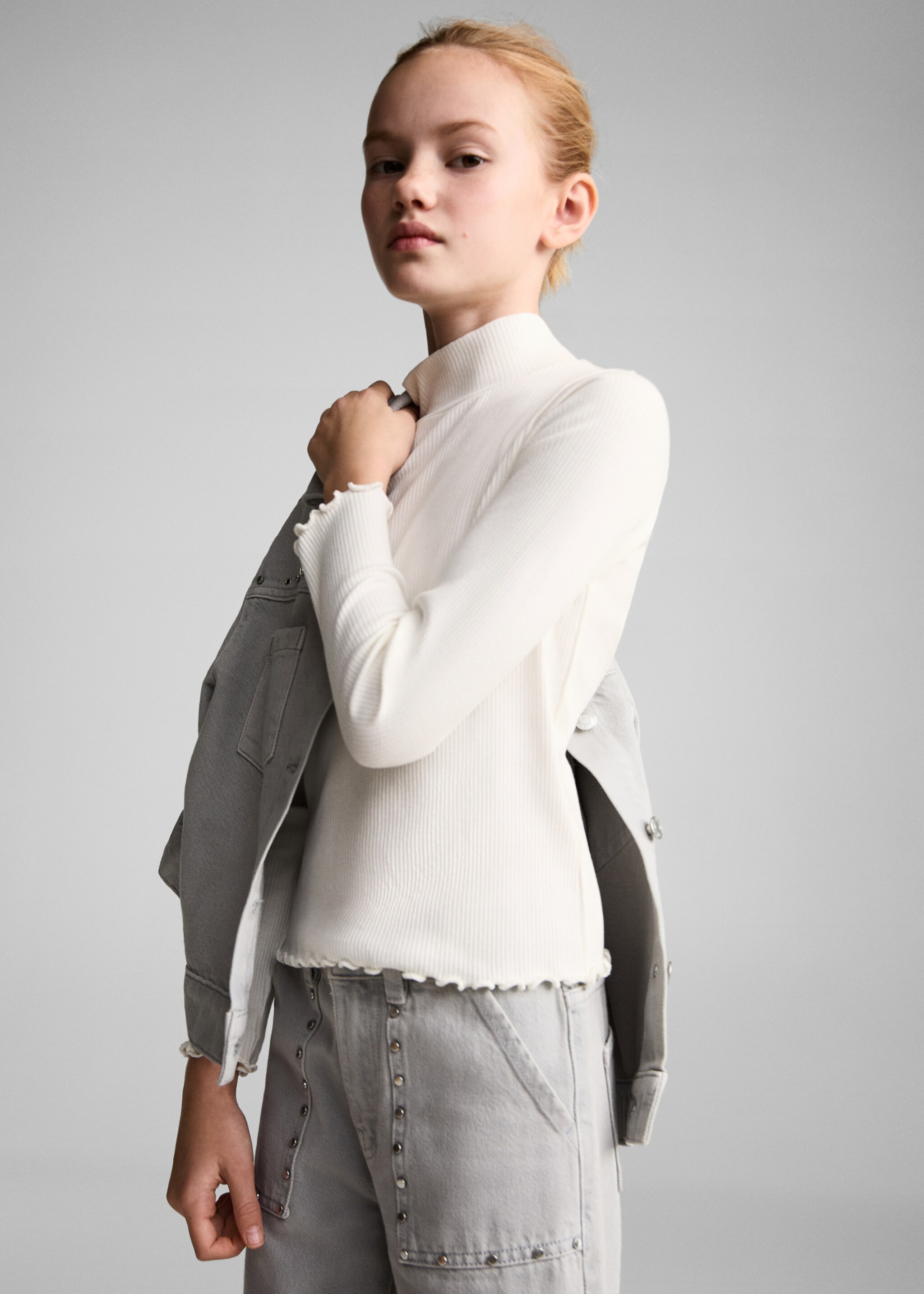 Ribbad t-shirt hög krage - Bild av mittparti, Benvit. Ref: 87020447-00.