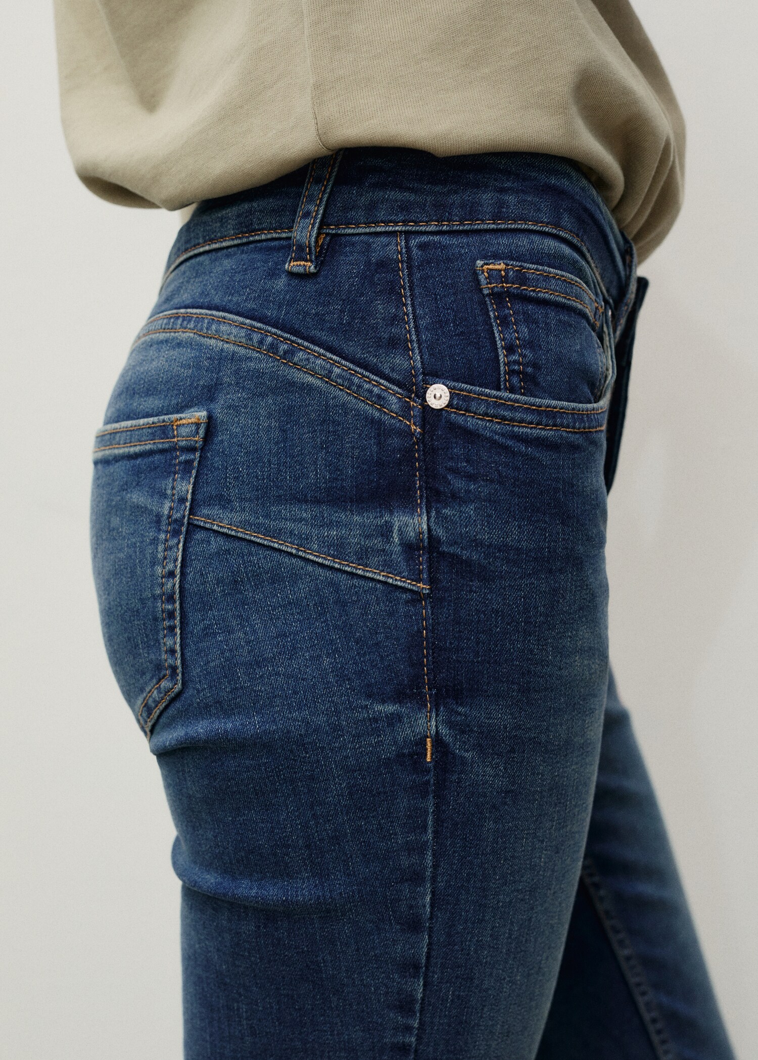 Push-up low-rise skinny jeans - Details of the article 2