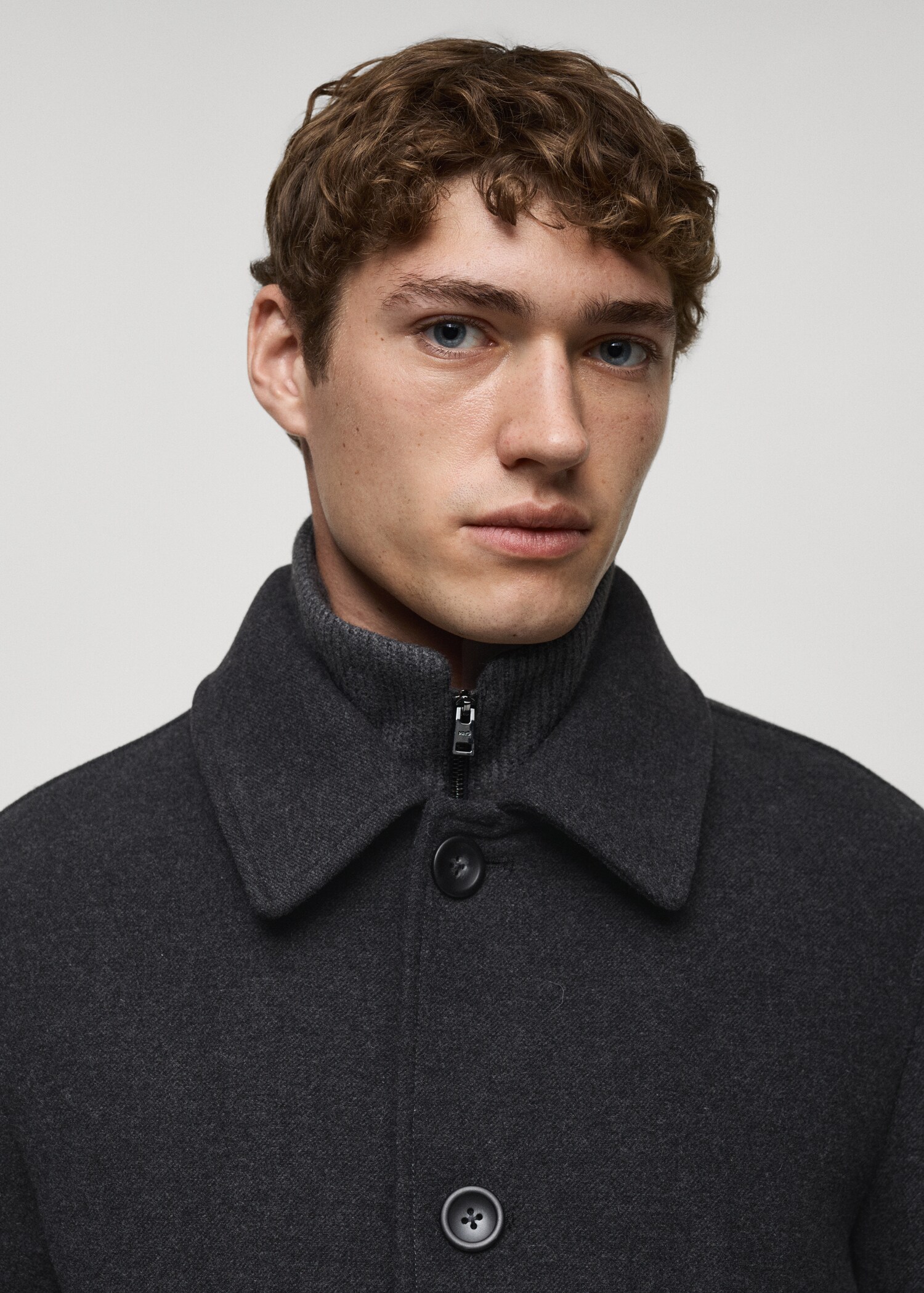 Wool coat with detachable collar - Details of the article 1