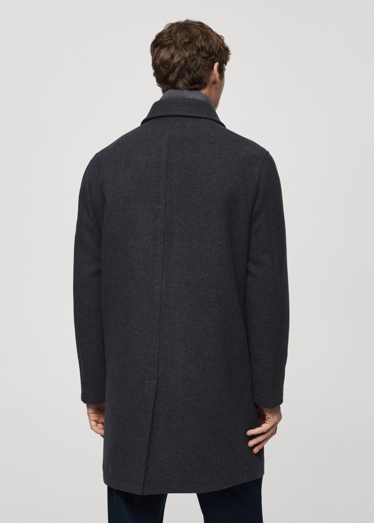 Wool coat with detachable collar - Reverse of the article
