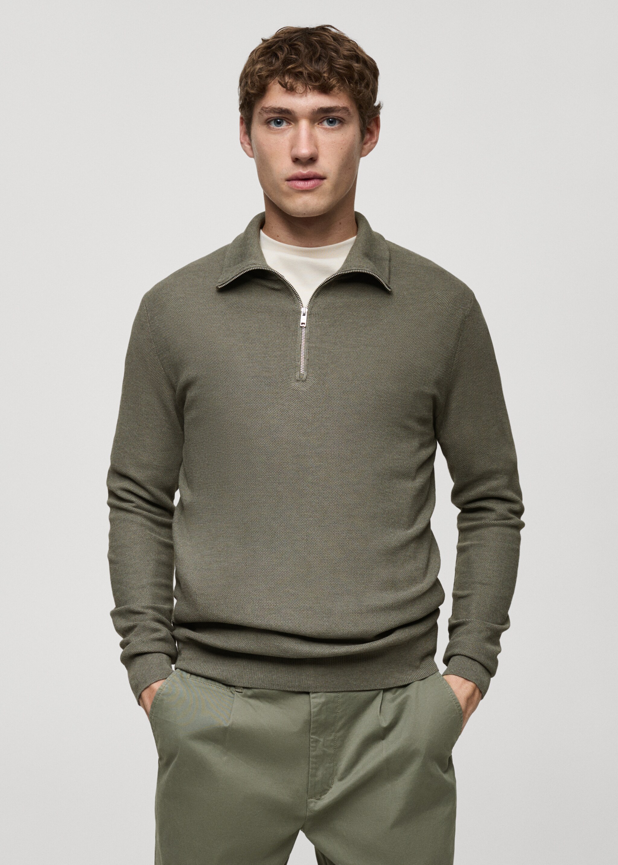 Rollkragenpullover mit Mikrostruktur - Mittlere Ansicht, Olivengrün. Ref: 87020600-00.