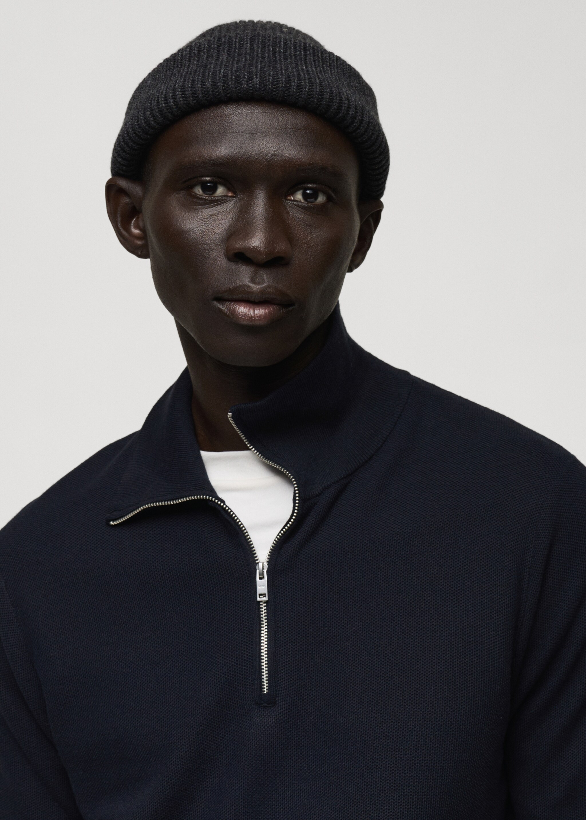 Rollkragenpullover mit Mikrostruktur - Detail des Artikels 1, Dunkles Marineblau. Ref: 87020600-00.