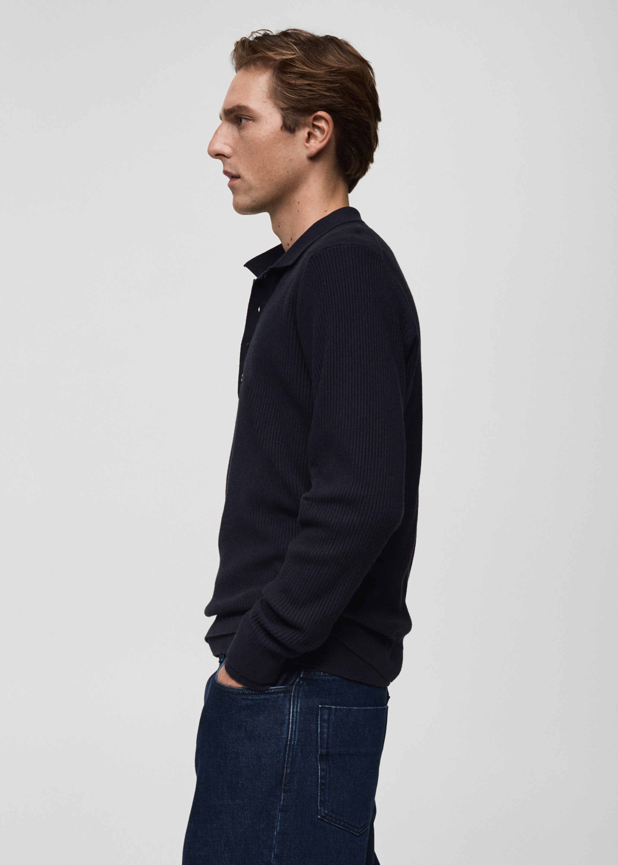 Gerippter Pullover aus Baumwollgemisch mit Polo-Kragen - Detail des Artikels 2, Dunkles Marineblau. Ref: 87020602-00.