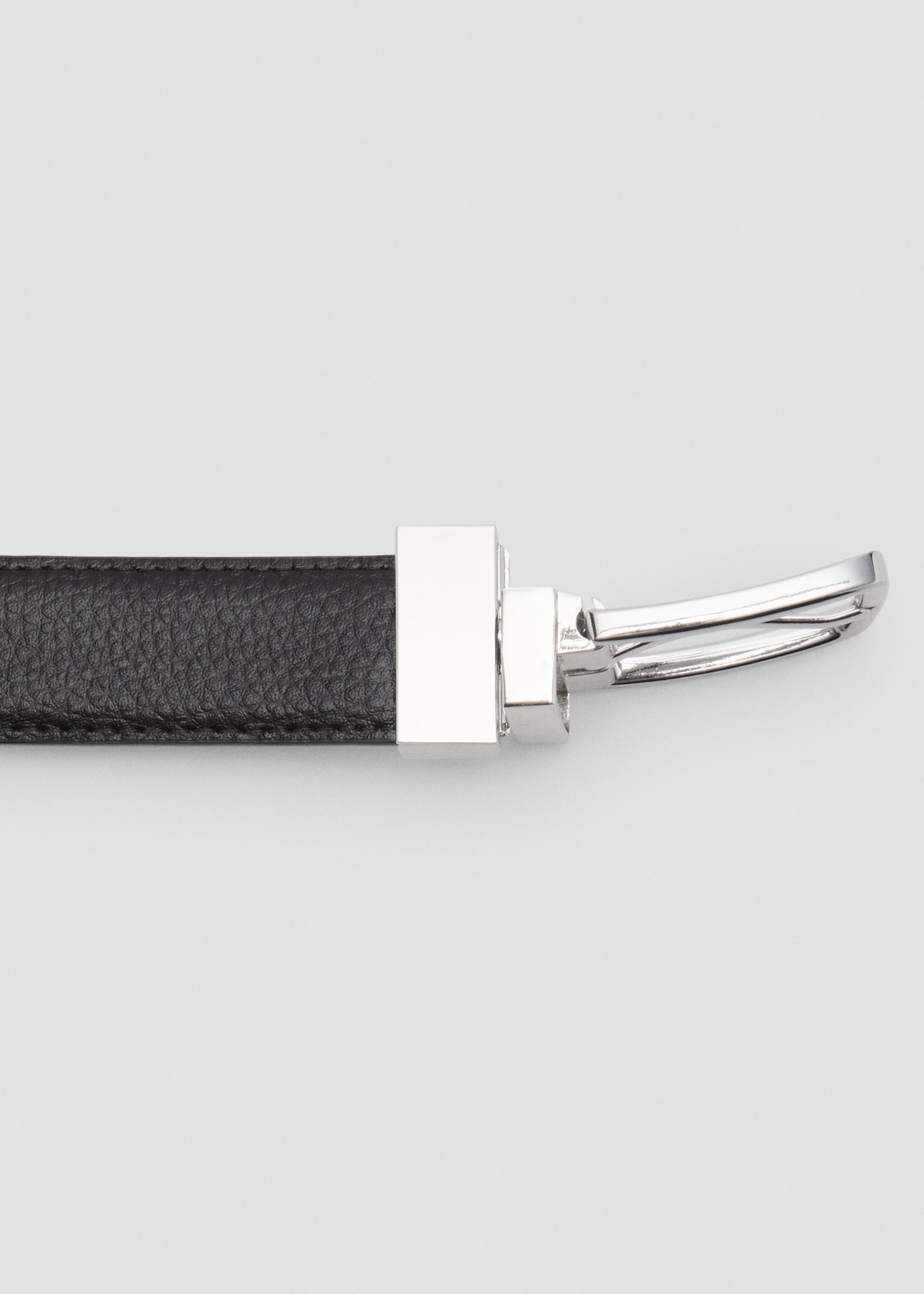 Reversible pebble leather belt - Details of the article 2, Black. Ref: 87020609-00.