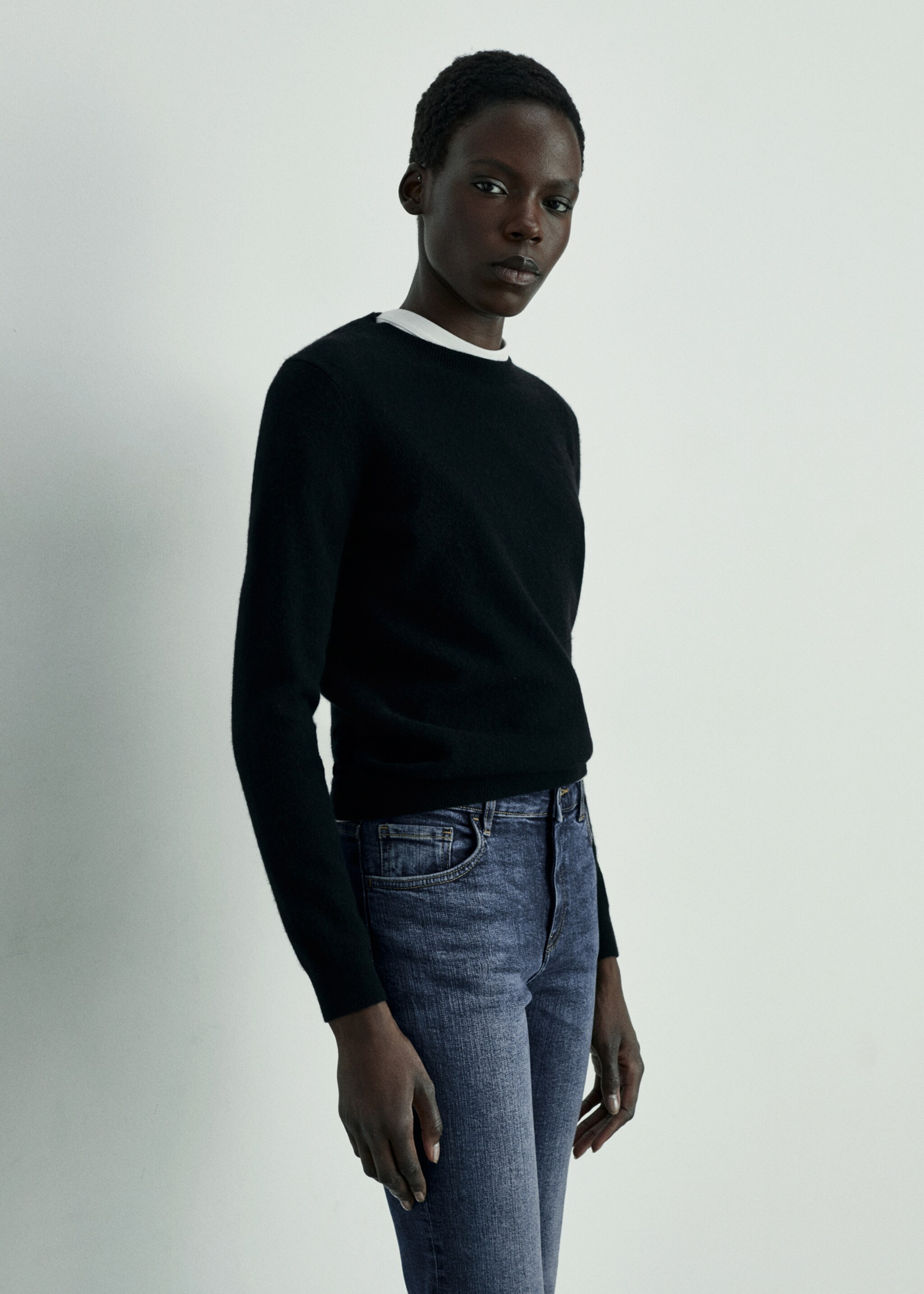 Low-rise flared jeans - Details of the article 1, Dark Vintage Blue. Ref: 87020625-00.